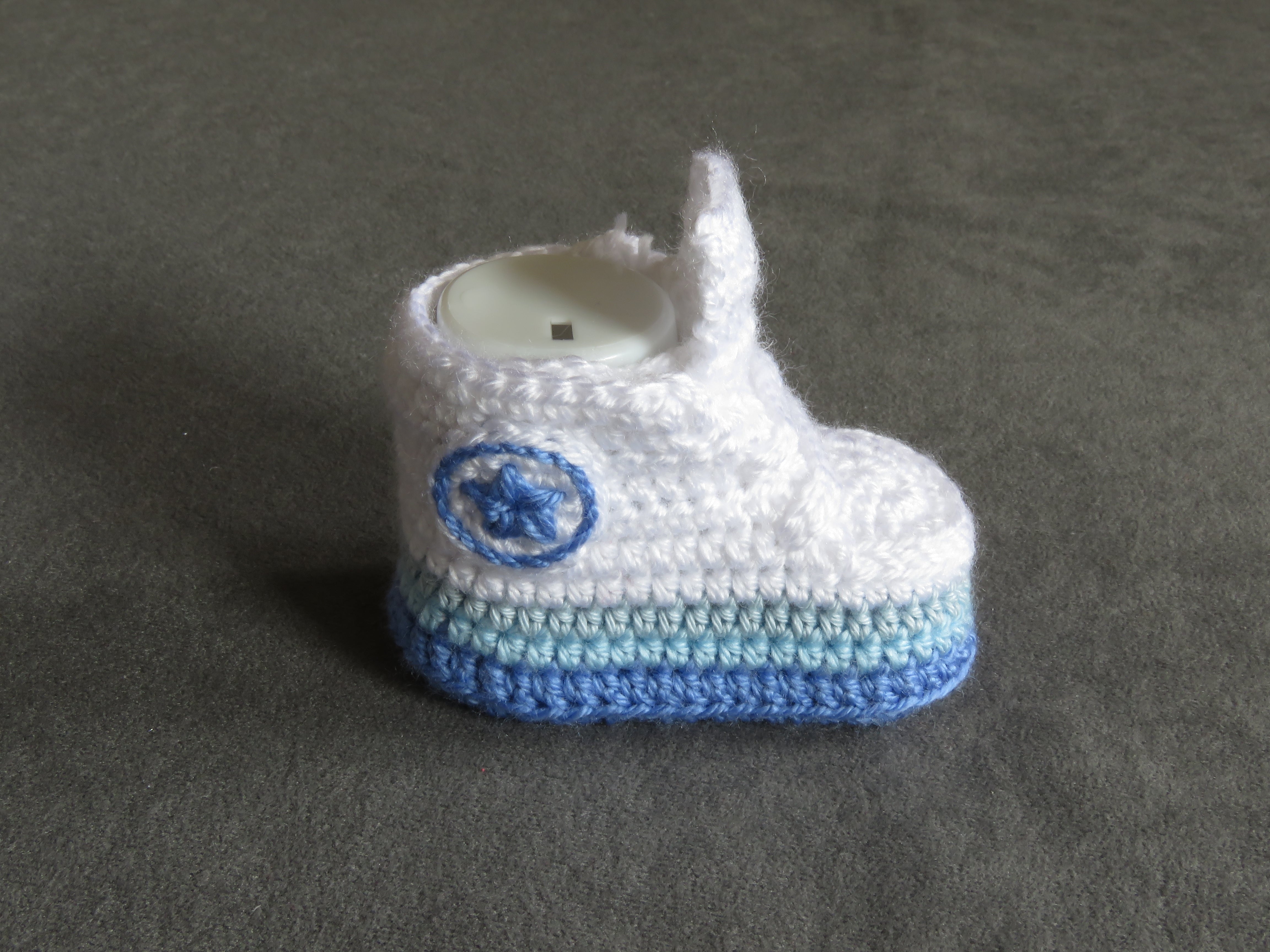 Liebevoll gehäkelte Babyschuhe