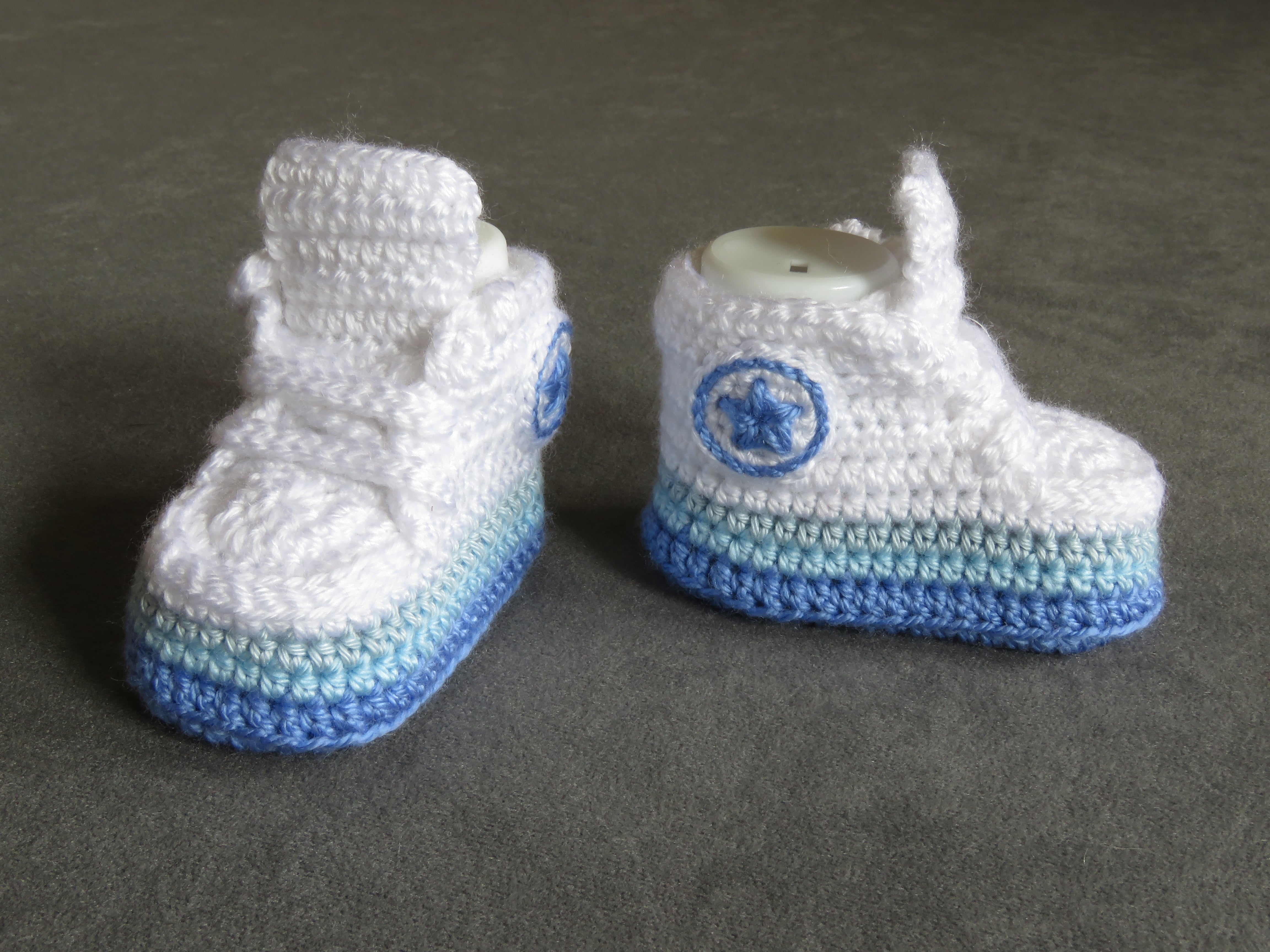 Liebevoll gehäkelte Babyschuhe