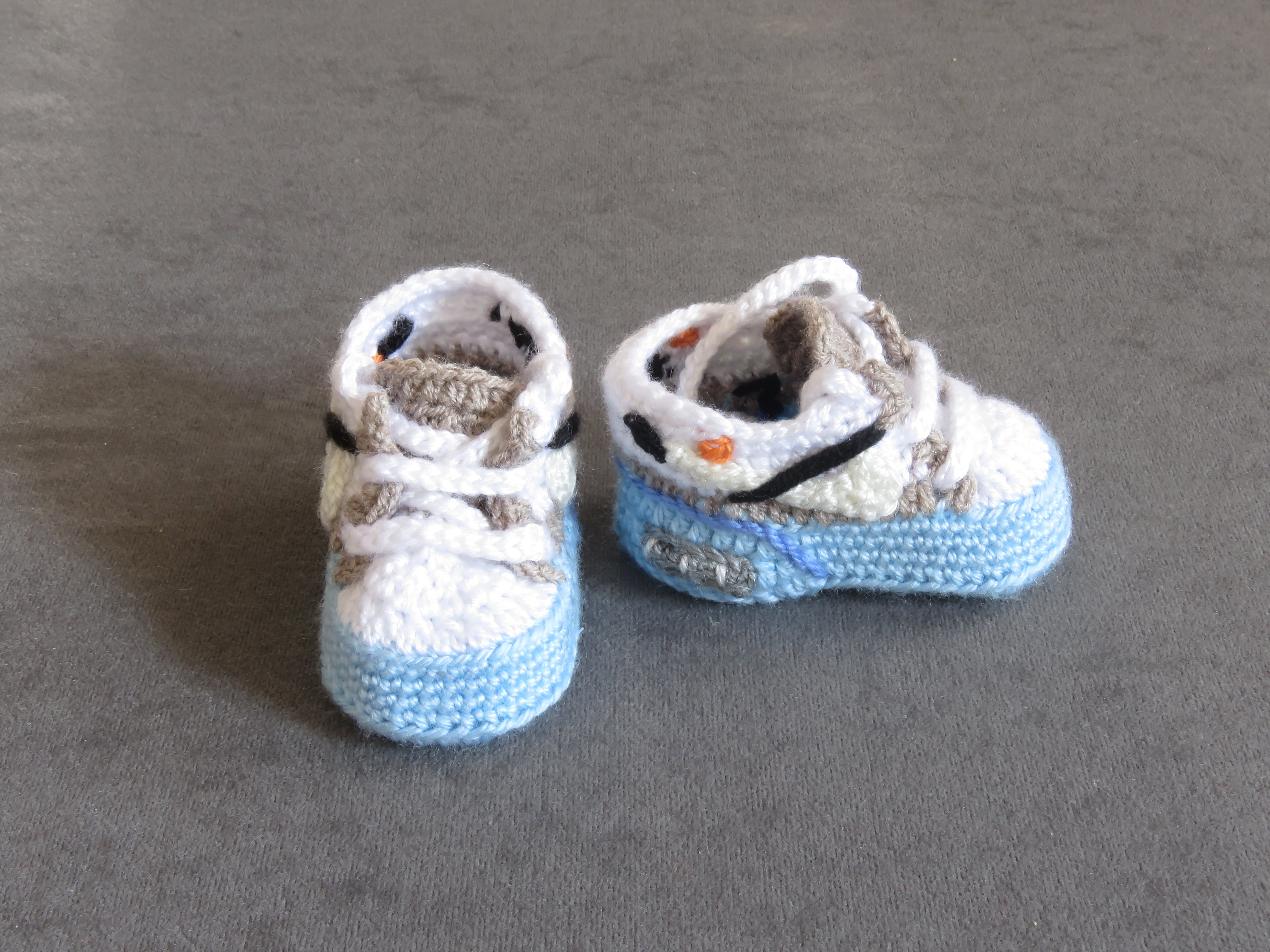 Liebevoll gehäkelte Babyschuhe