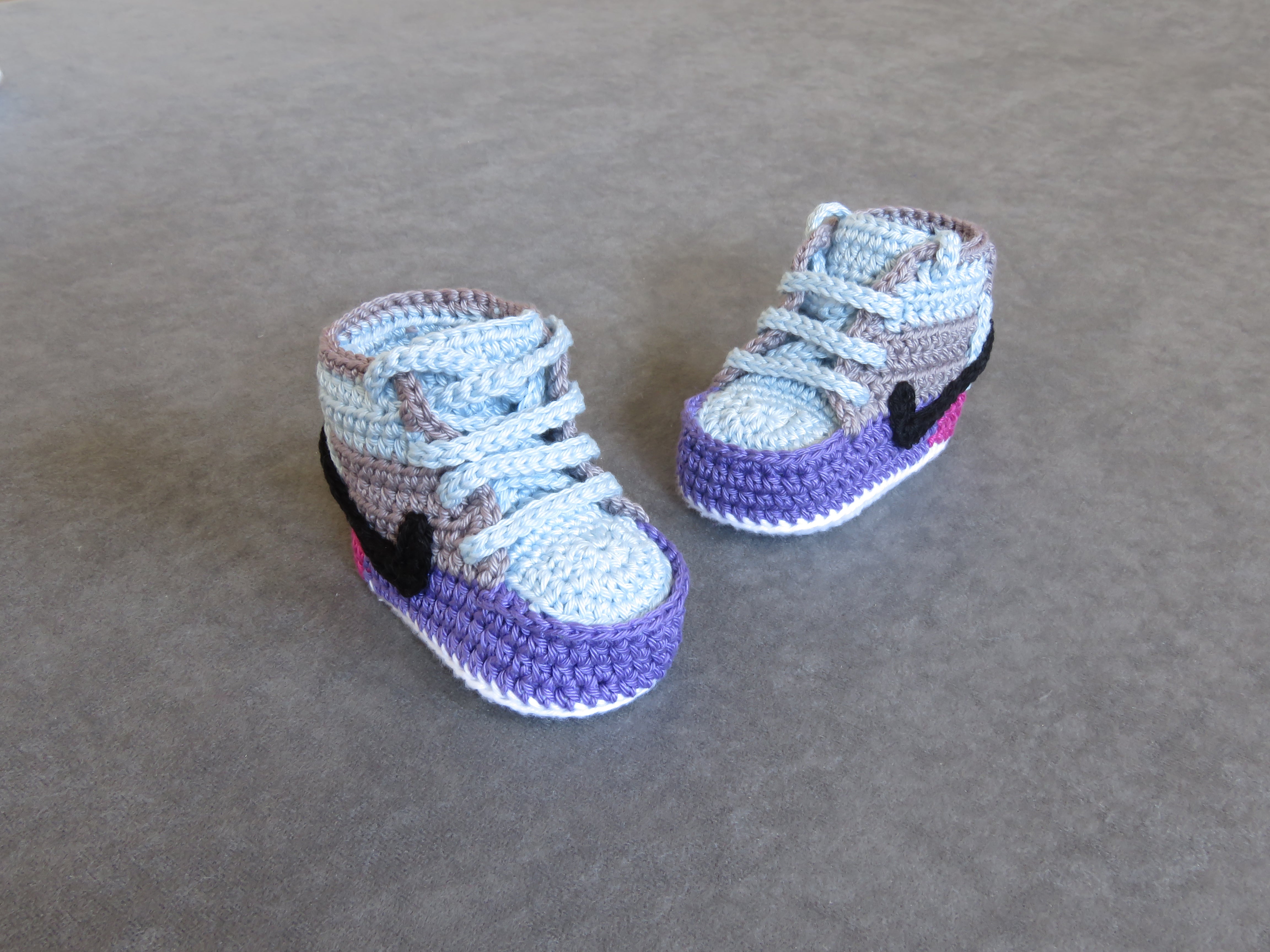 Liebevoll gehäkelte Babyschuhe