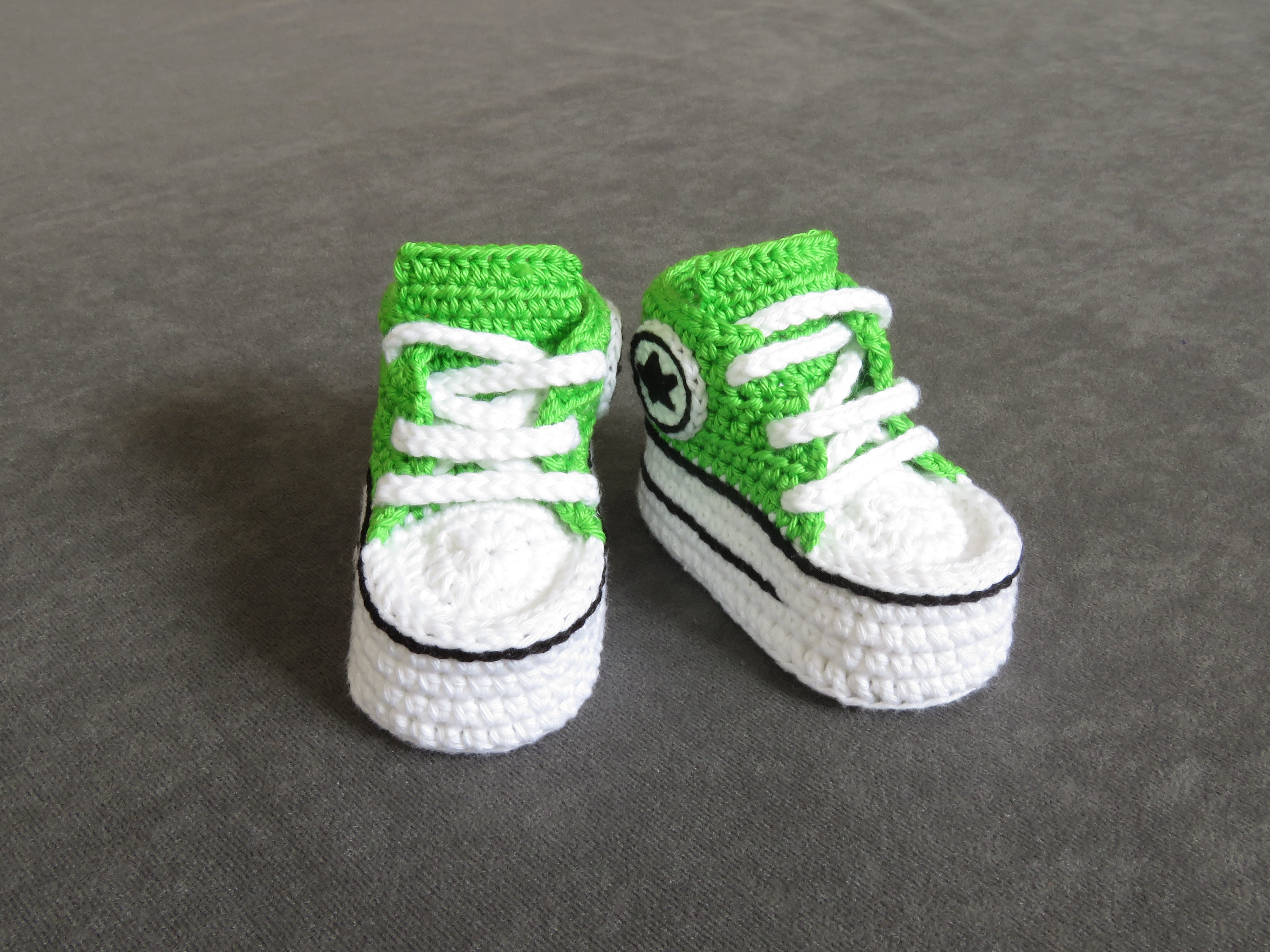 Liebevoll gehäkelte Babyschuhe