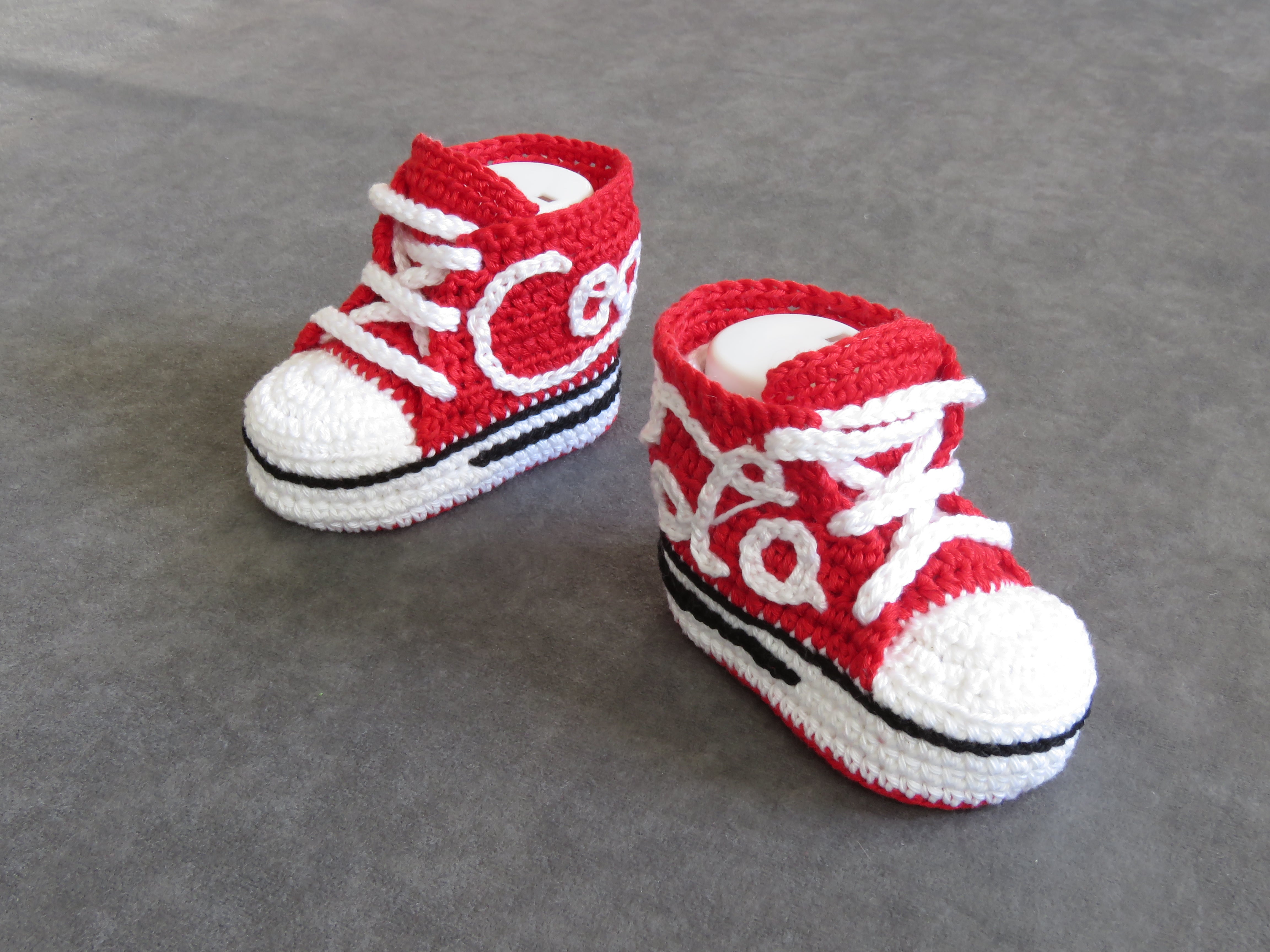 Liebevoll gehäkelte Babyschuhe