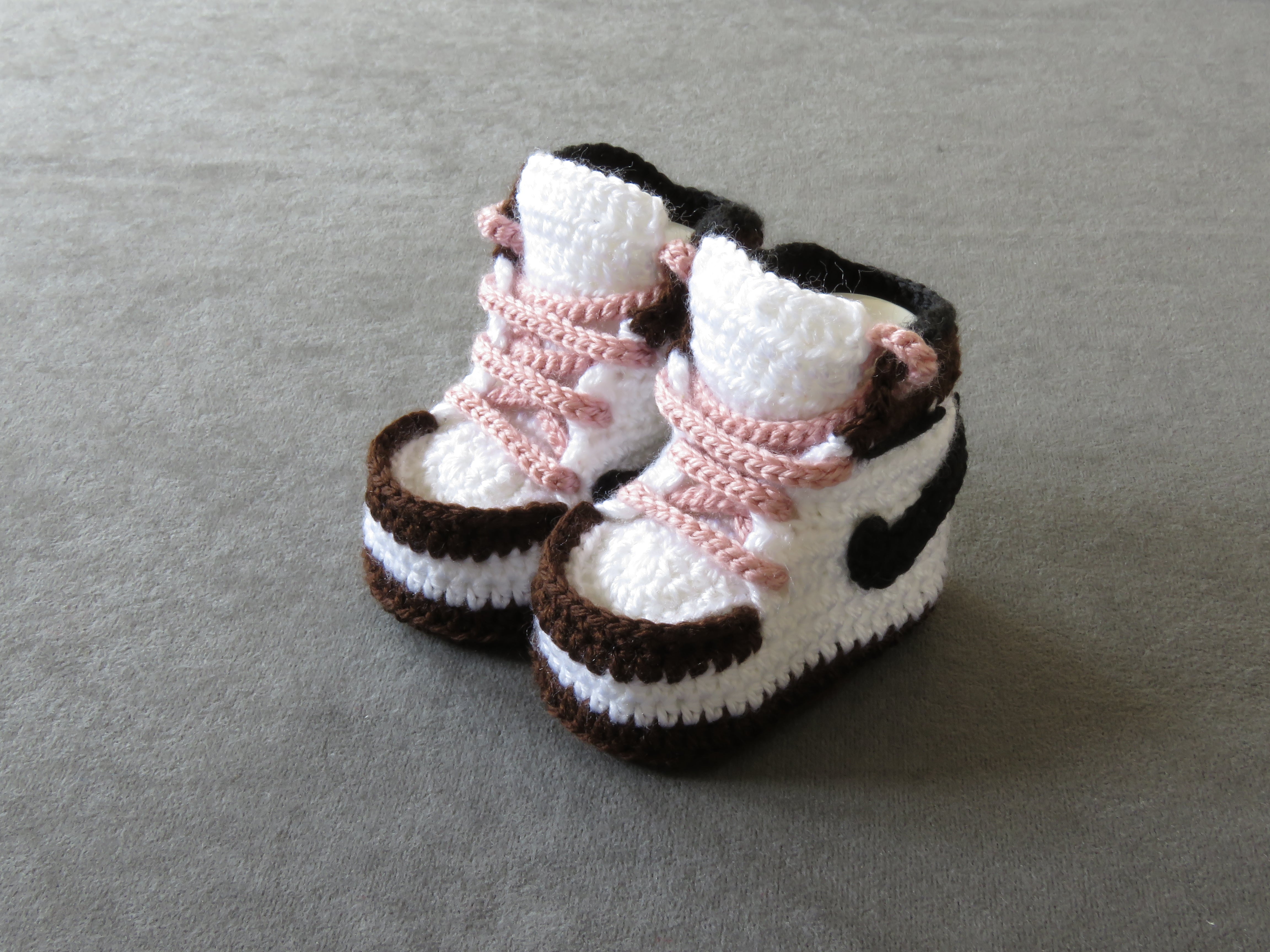 Liebevoll gehäkelte Babyschuhe
