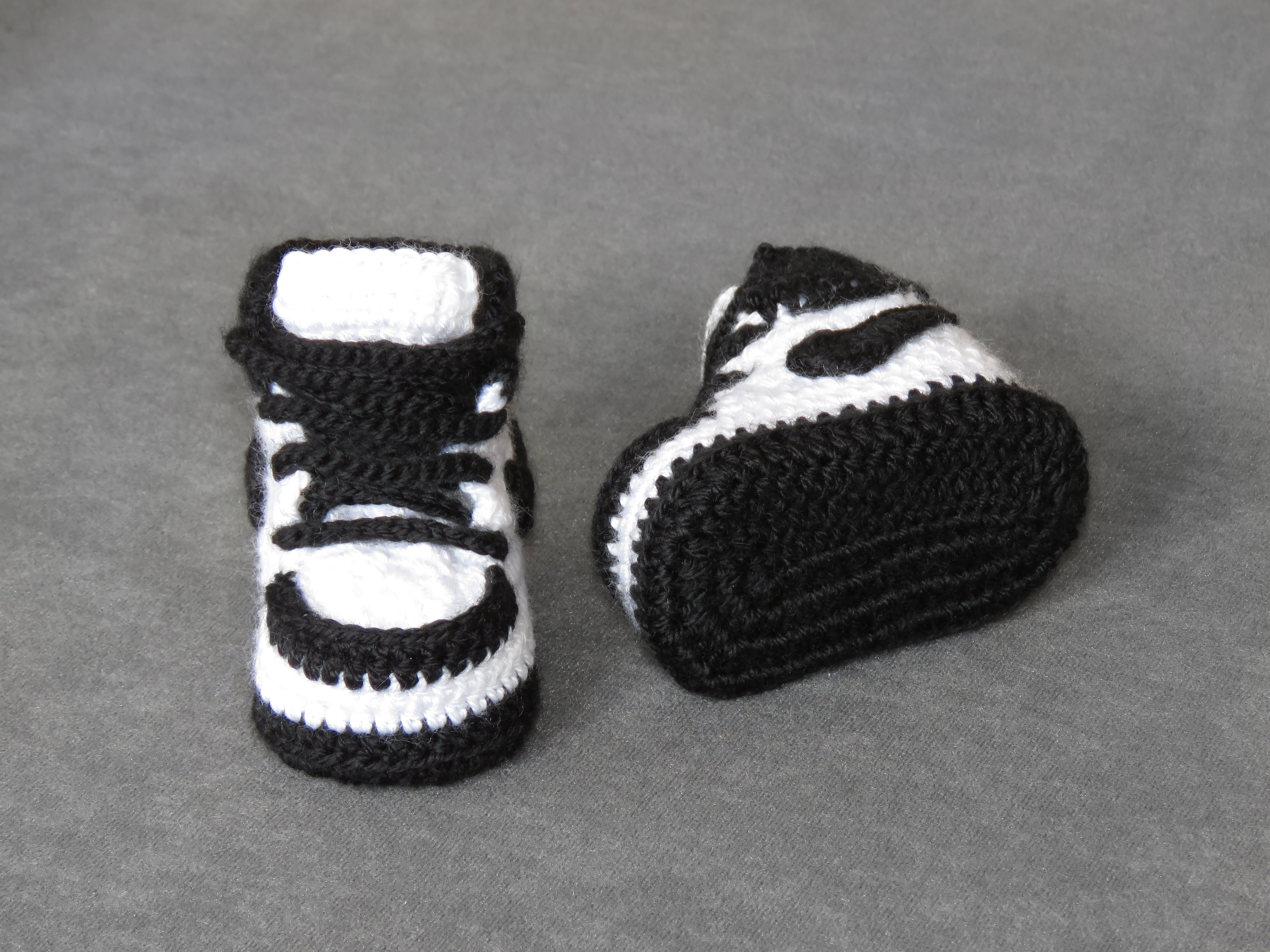 Liebevoll gehäkelte Babyschuhe