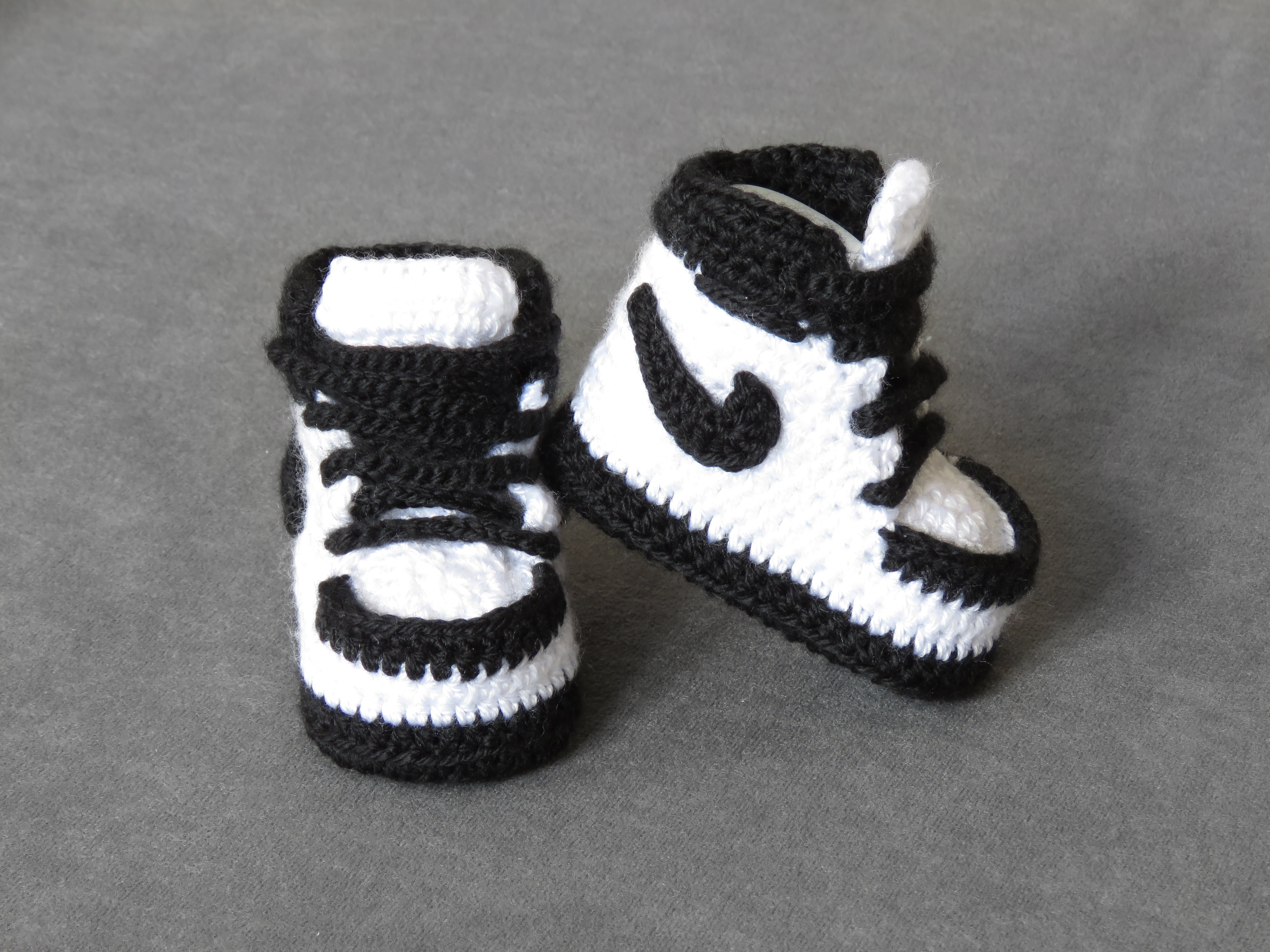 Liebevoll gehäkelte Babyschuhe