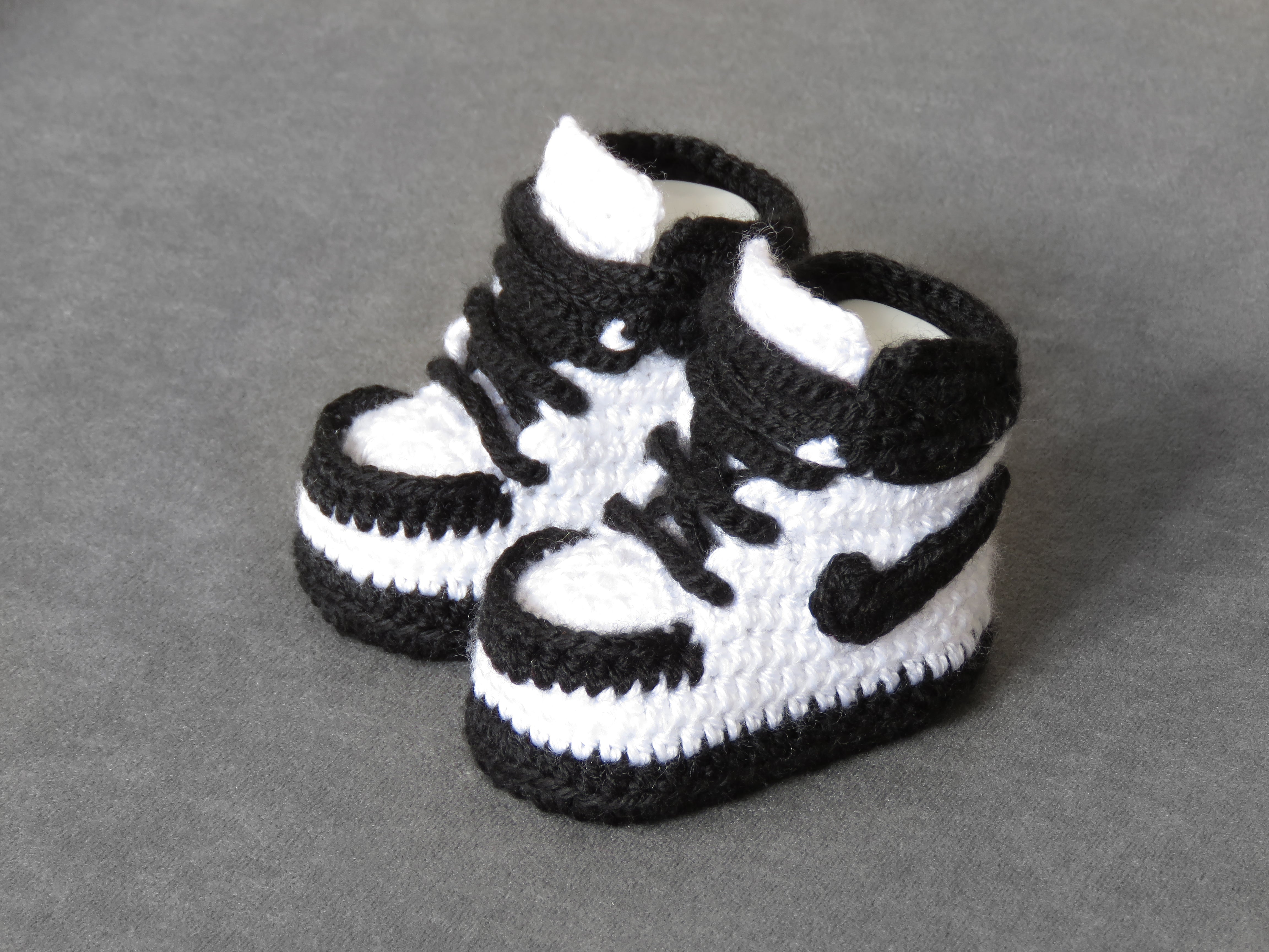 Liebevoll gehäkelte Babyschuhe