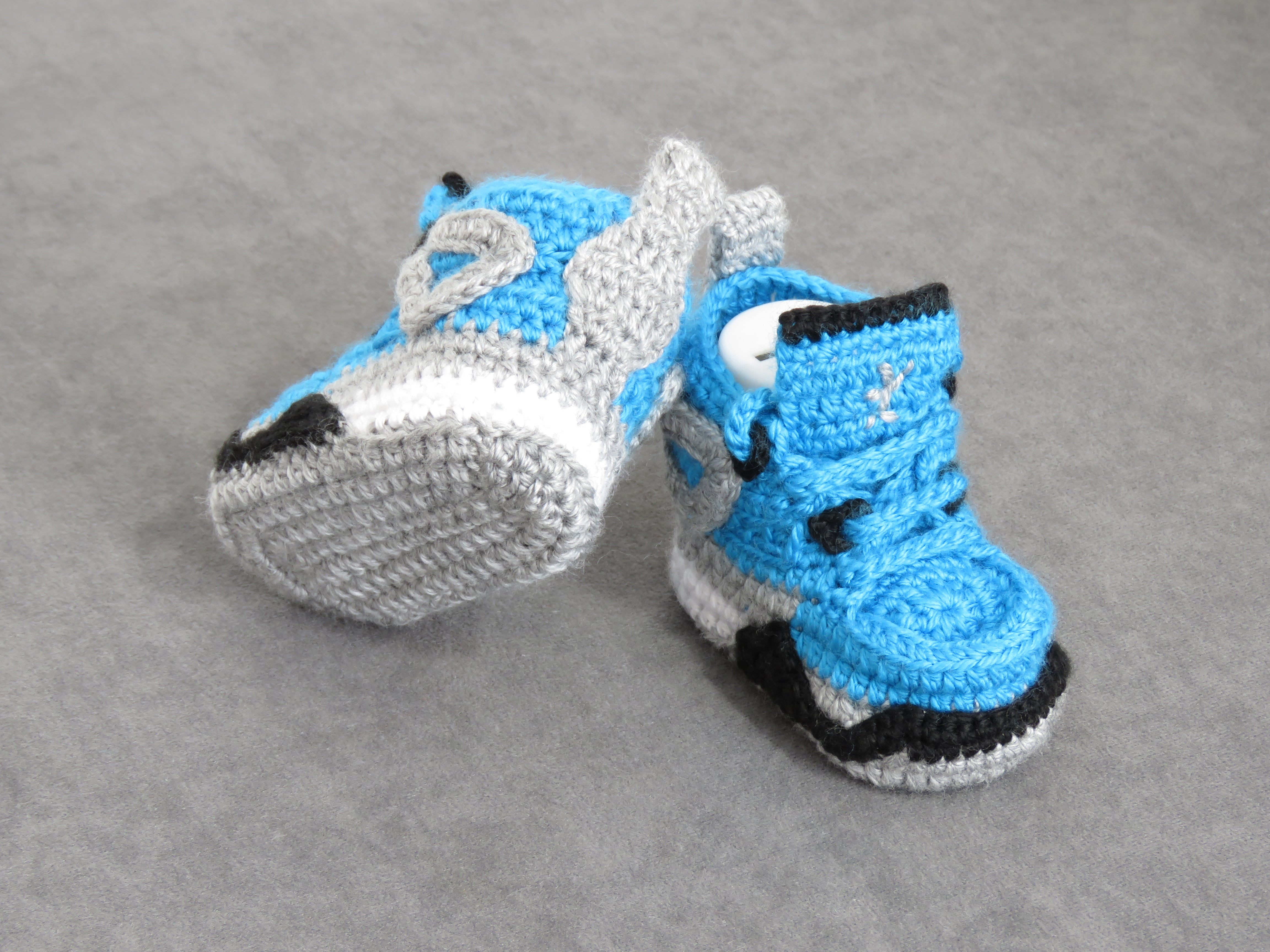 Liebevoll gehäkelte Babyschuhe