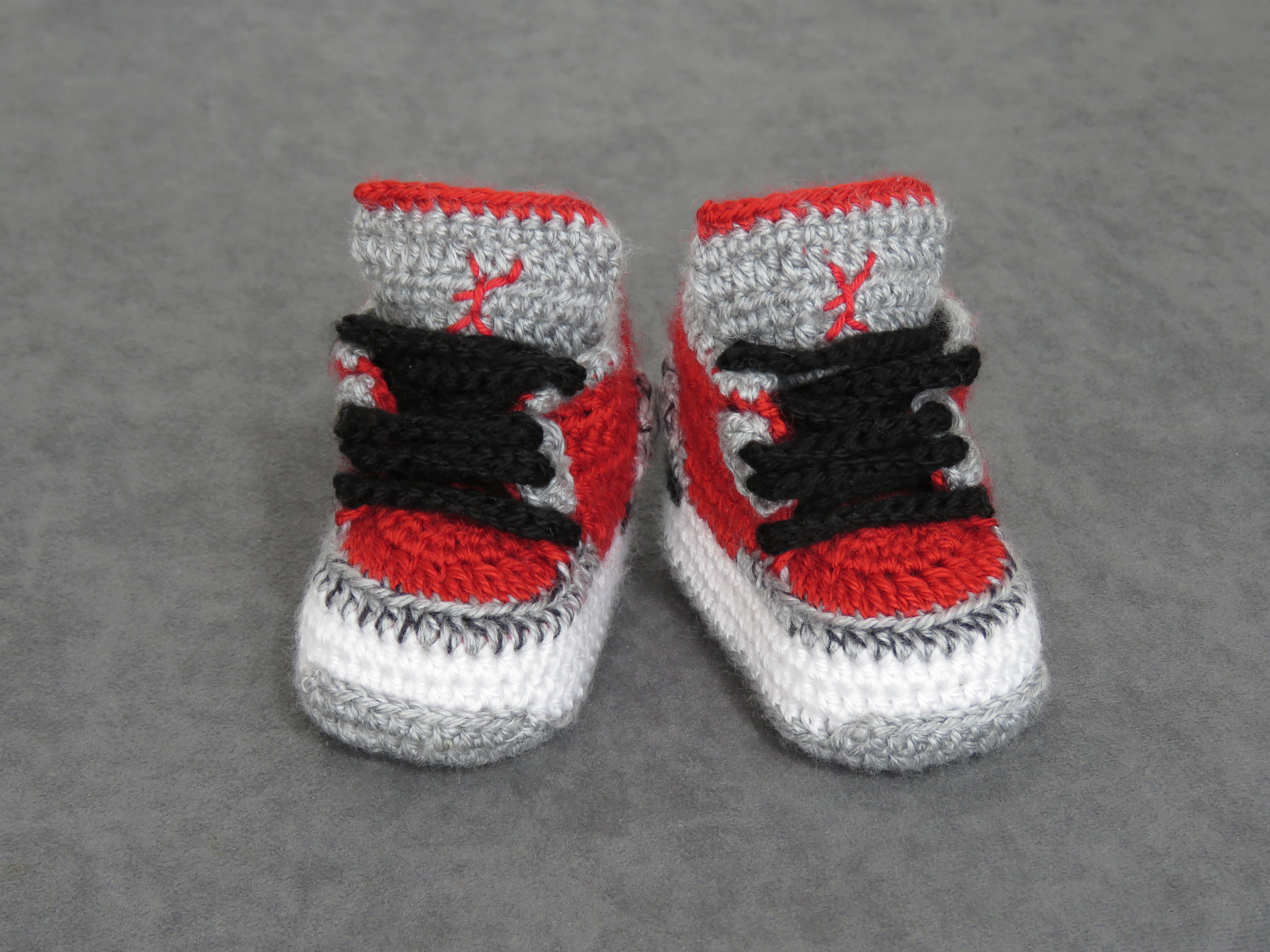 Liebevoll gehäkelte Babyschuhe