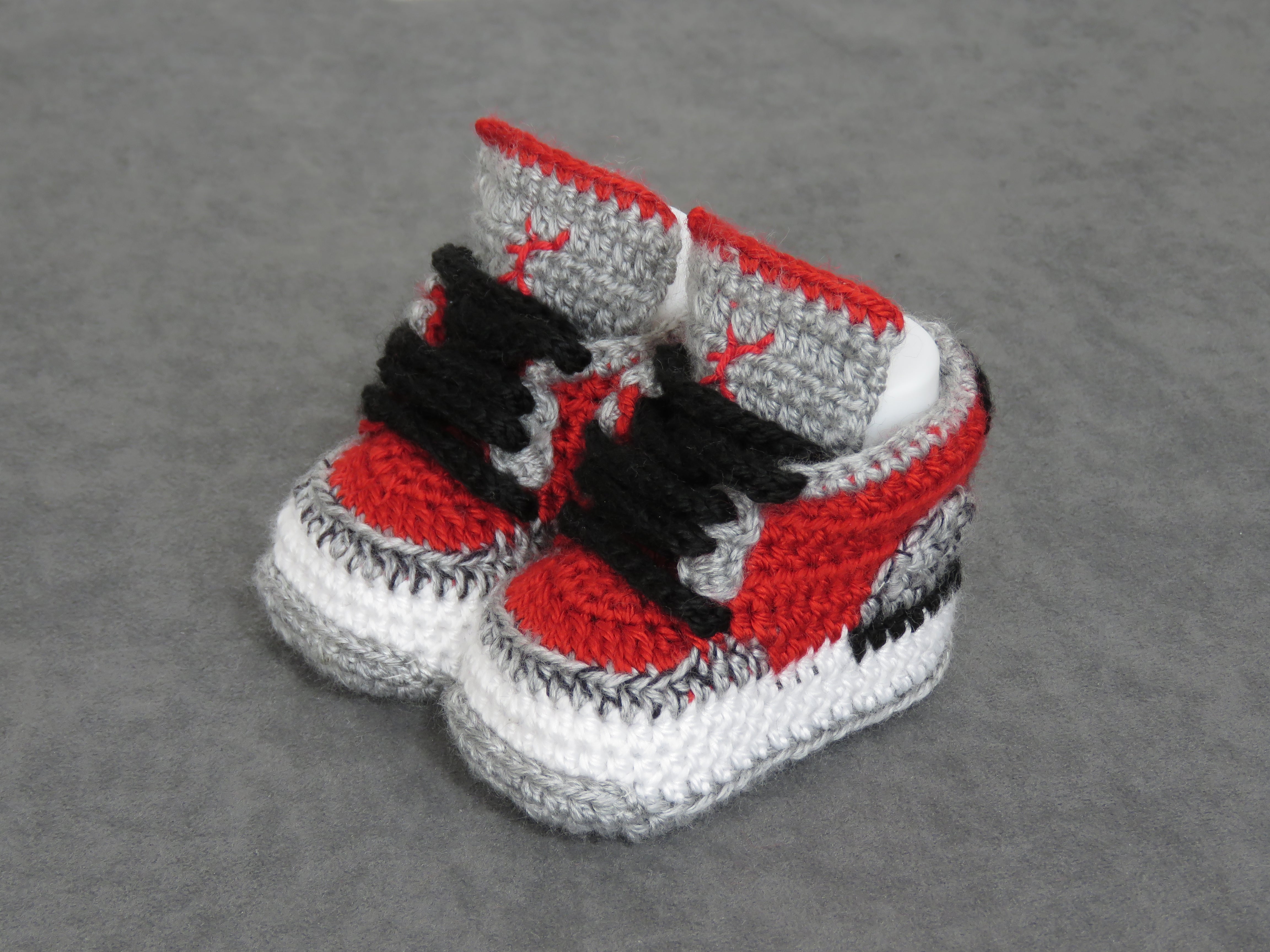Liebevoll gehäkelte Babyschuhe