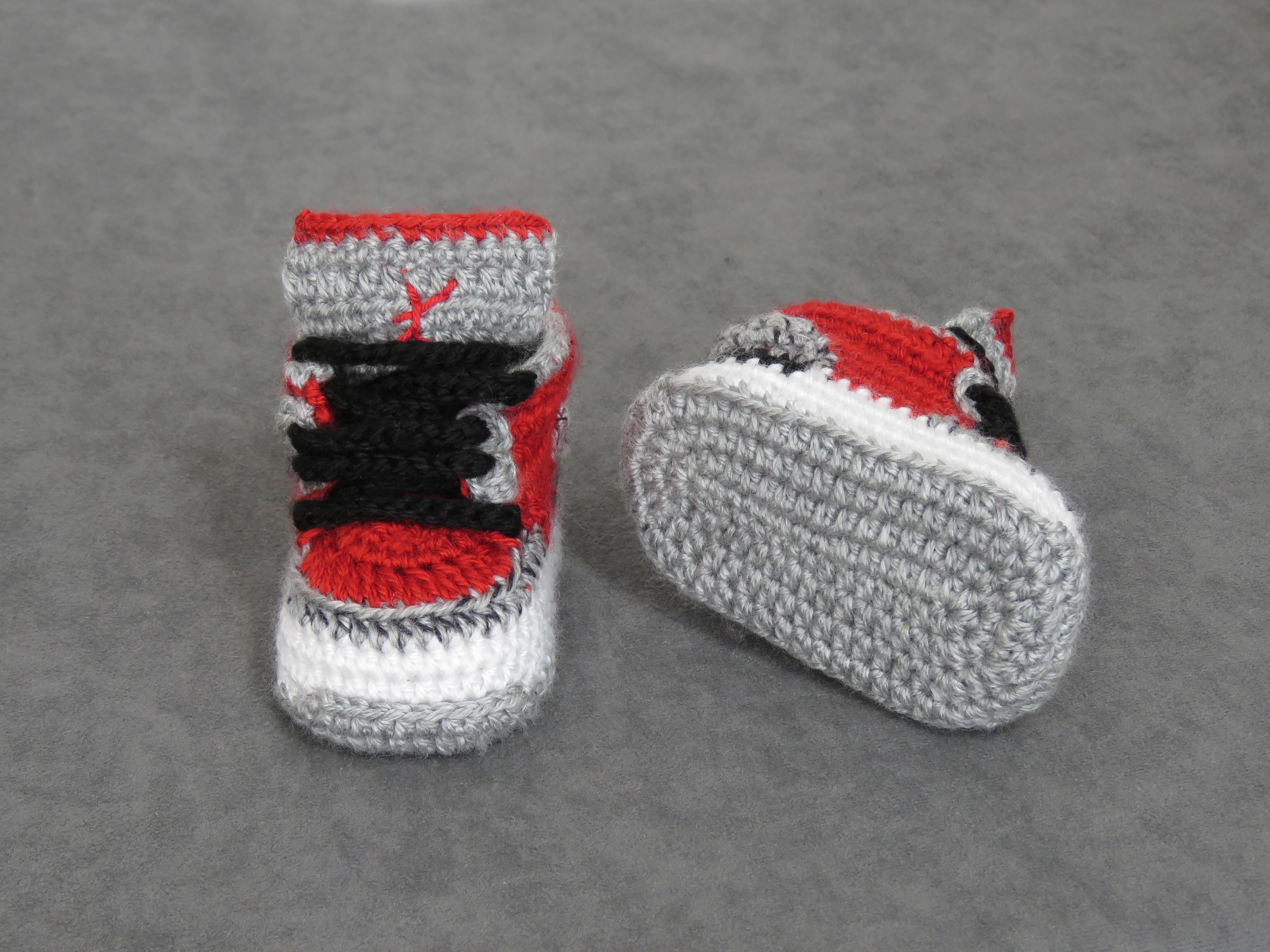Liebevoll gehäkelte Babyschuhe