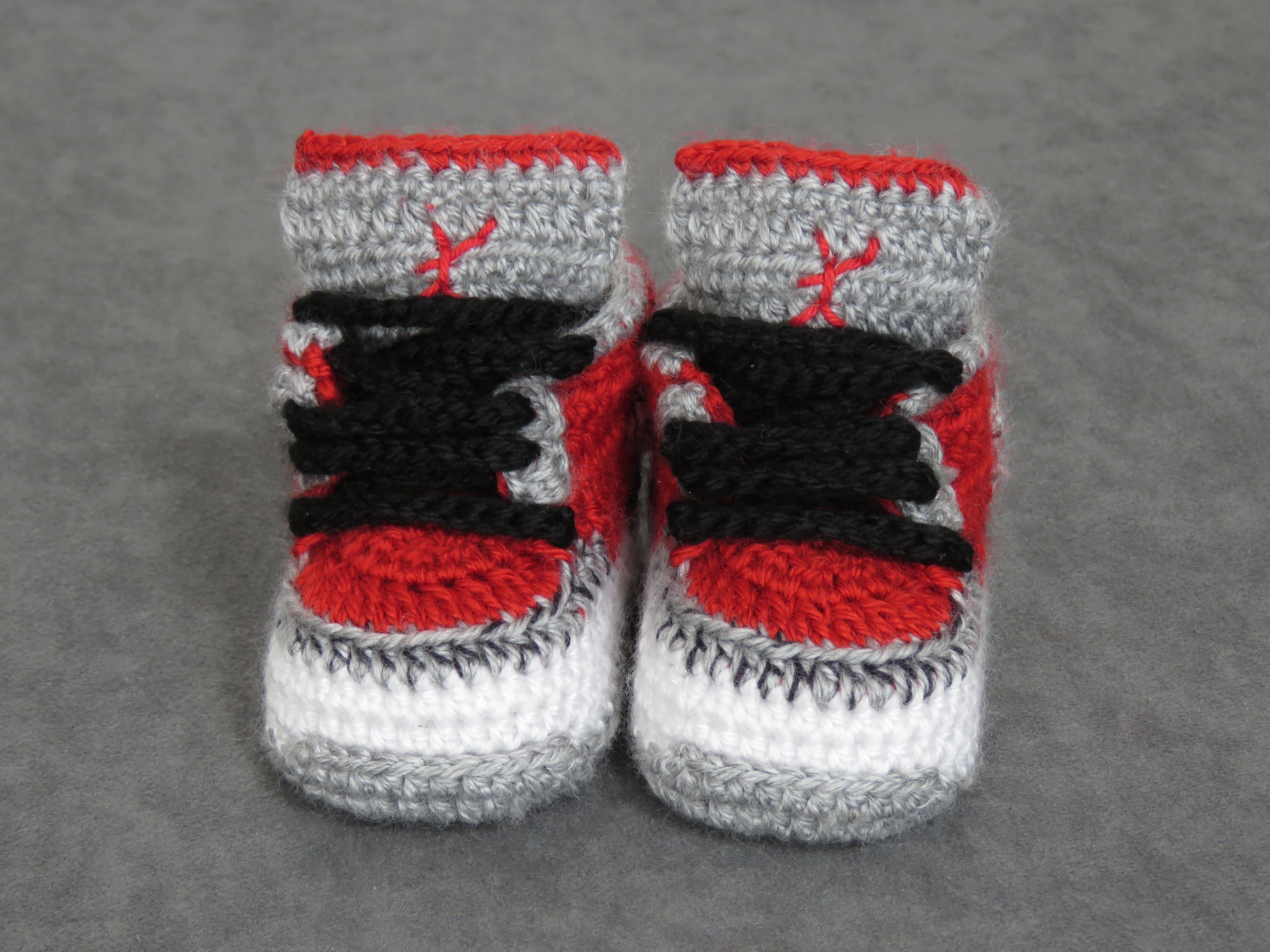 Liebevoll gehäkelte Babyschuhe
