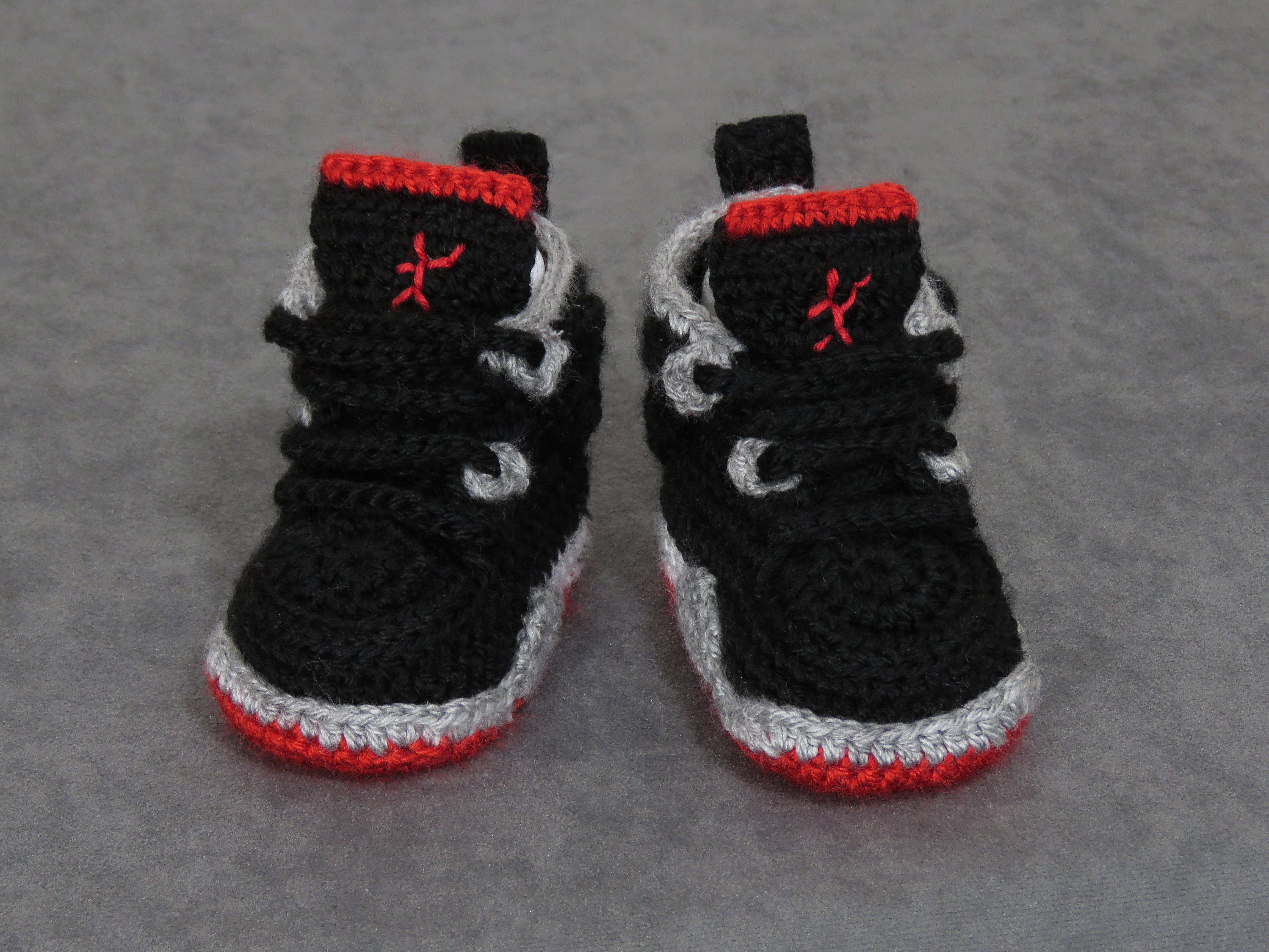 Liebevoll gehäkelte Babyschuhe