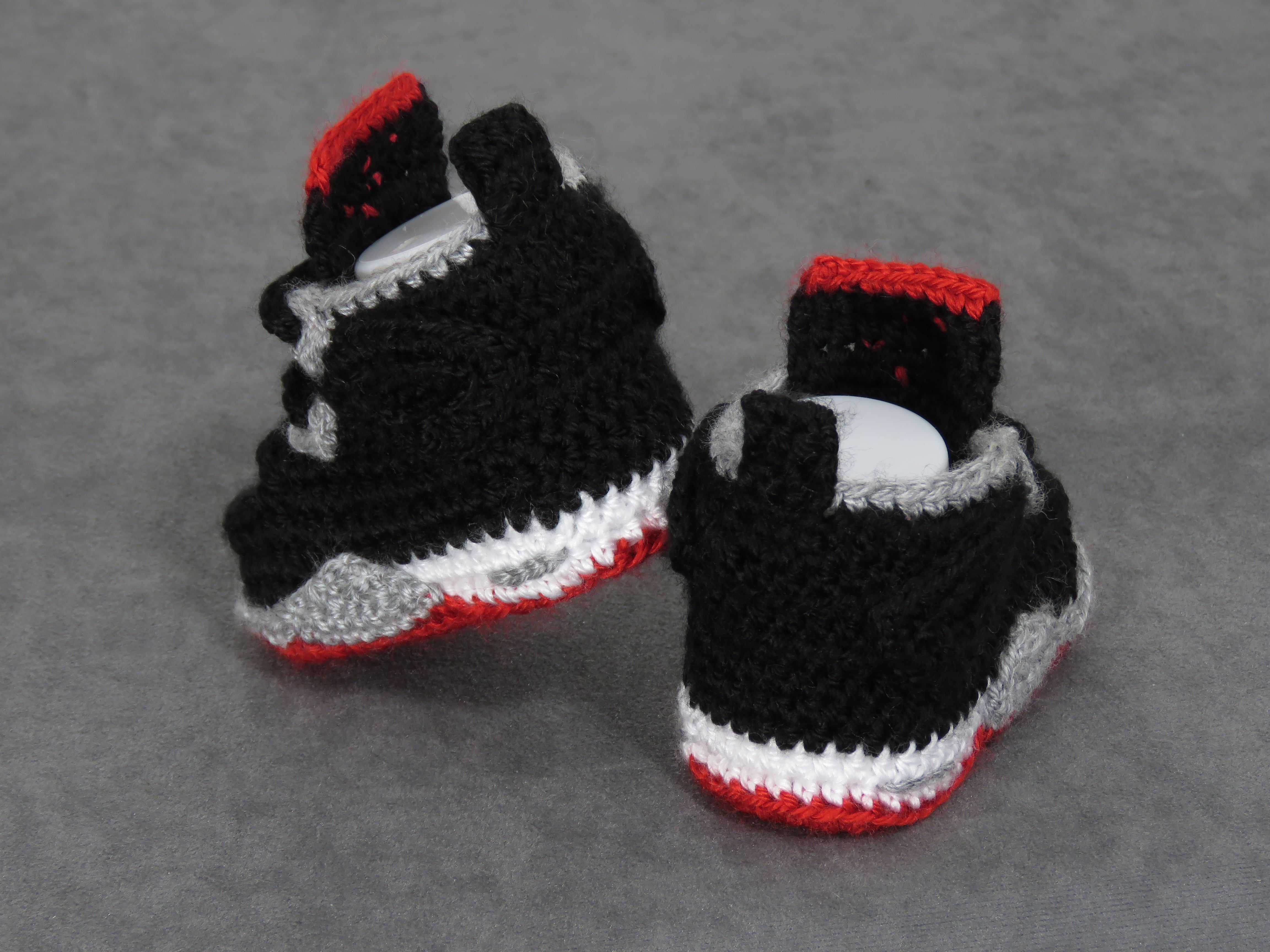 Liebevoll gehäkelte Babyschuhe