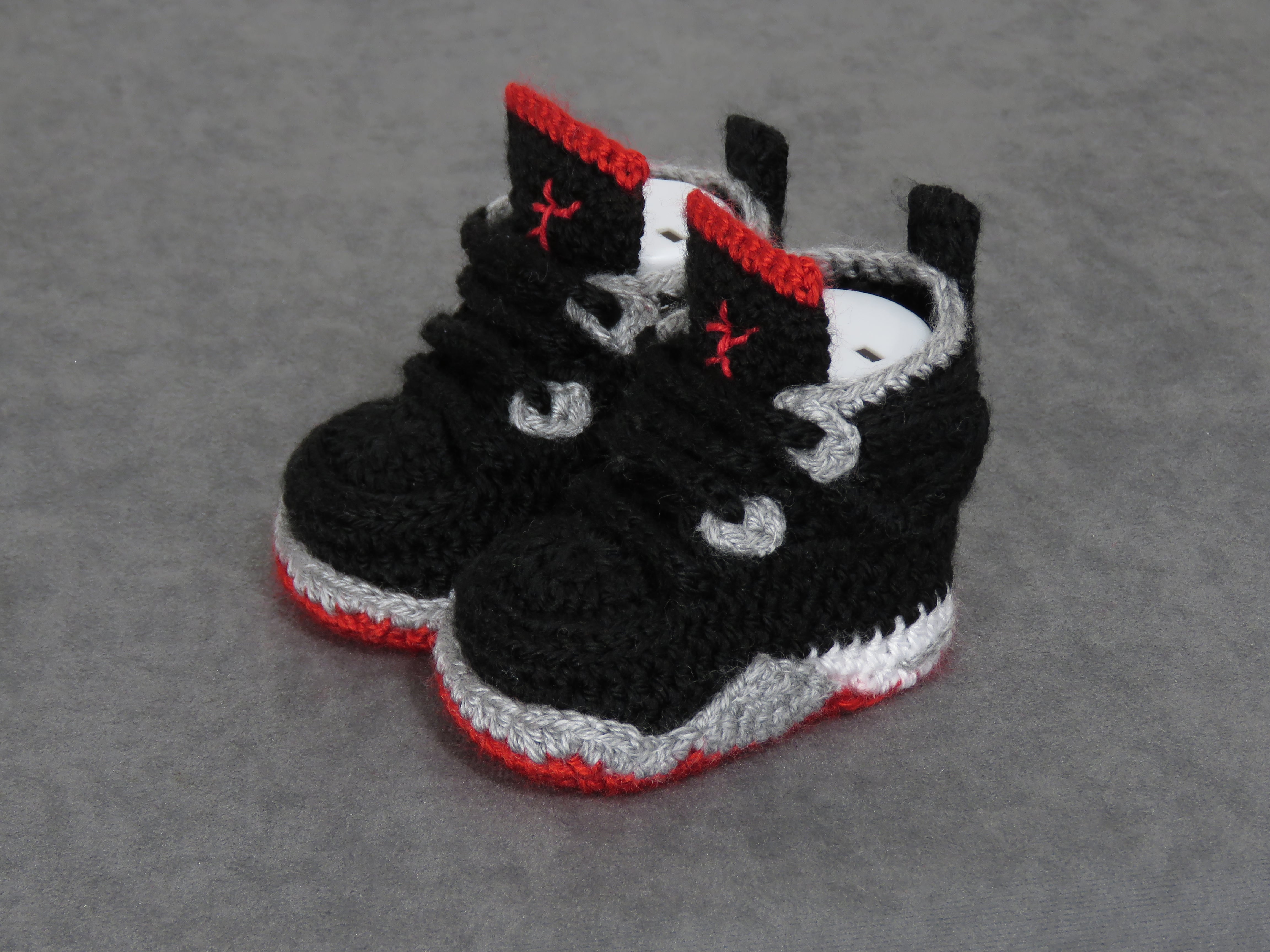 Liebevoll gehäkelte Babyschuhe