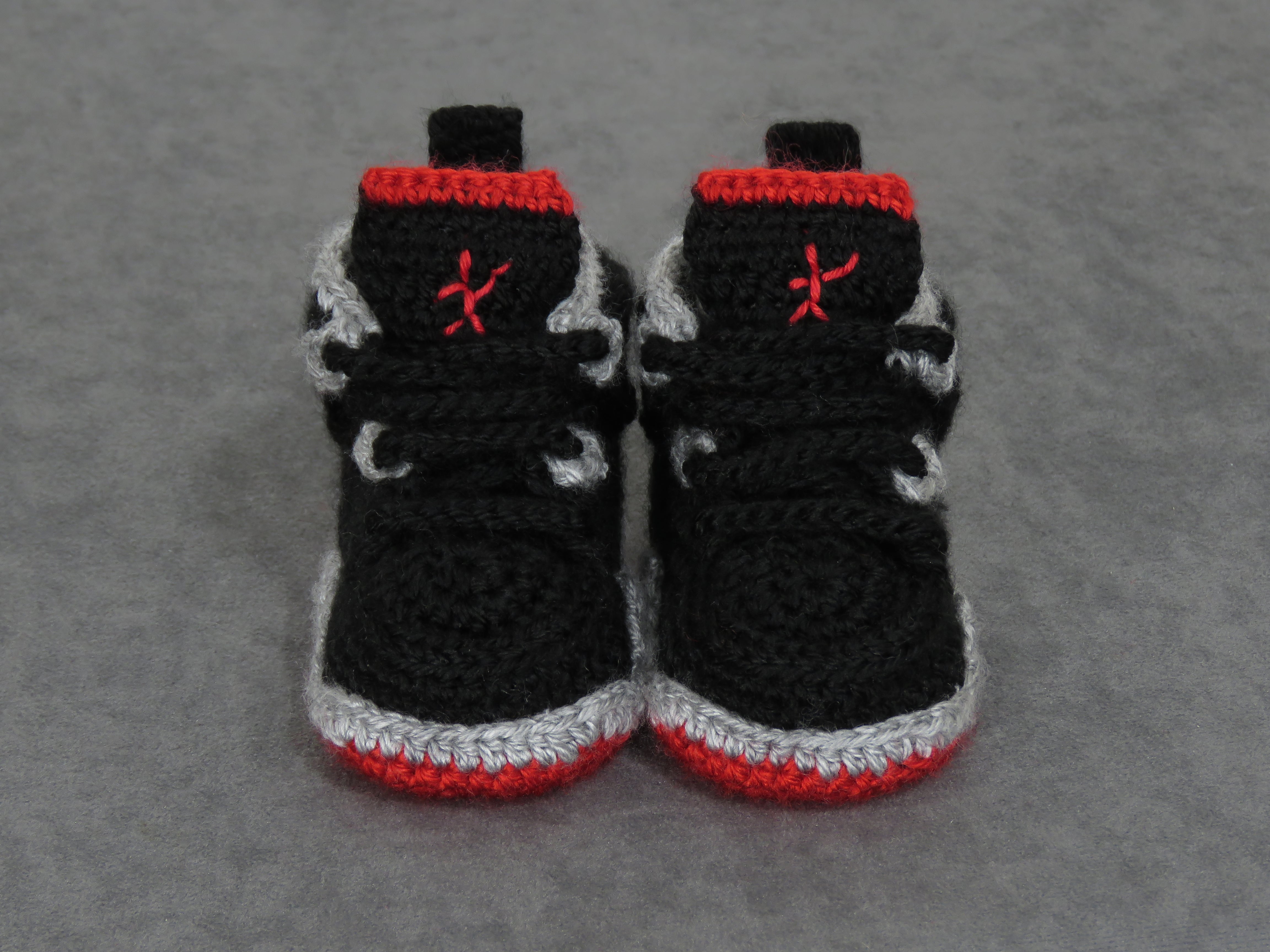 Liebevoll gehäkelte Babyschuhe