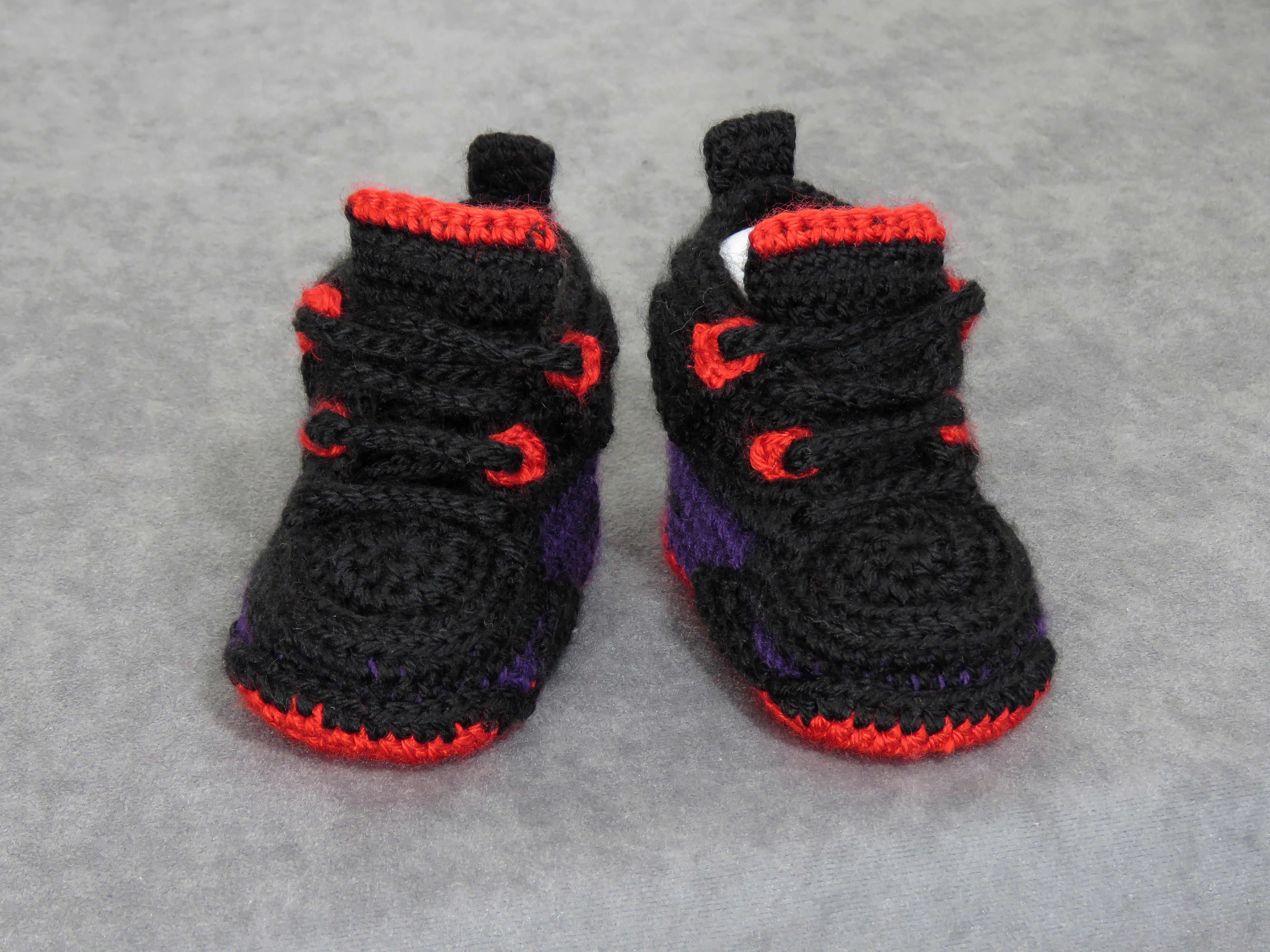 Liebevoll gehäkelte Babyschuhe