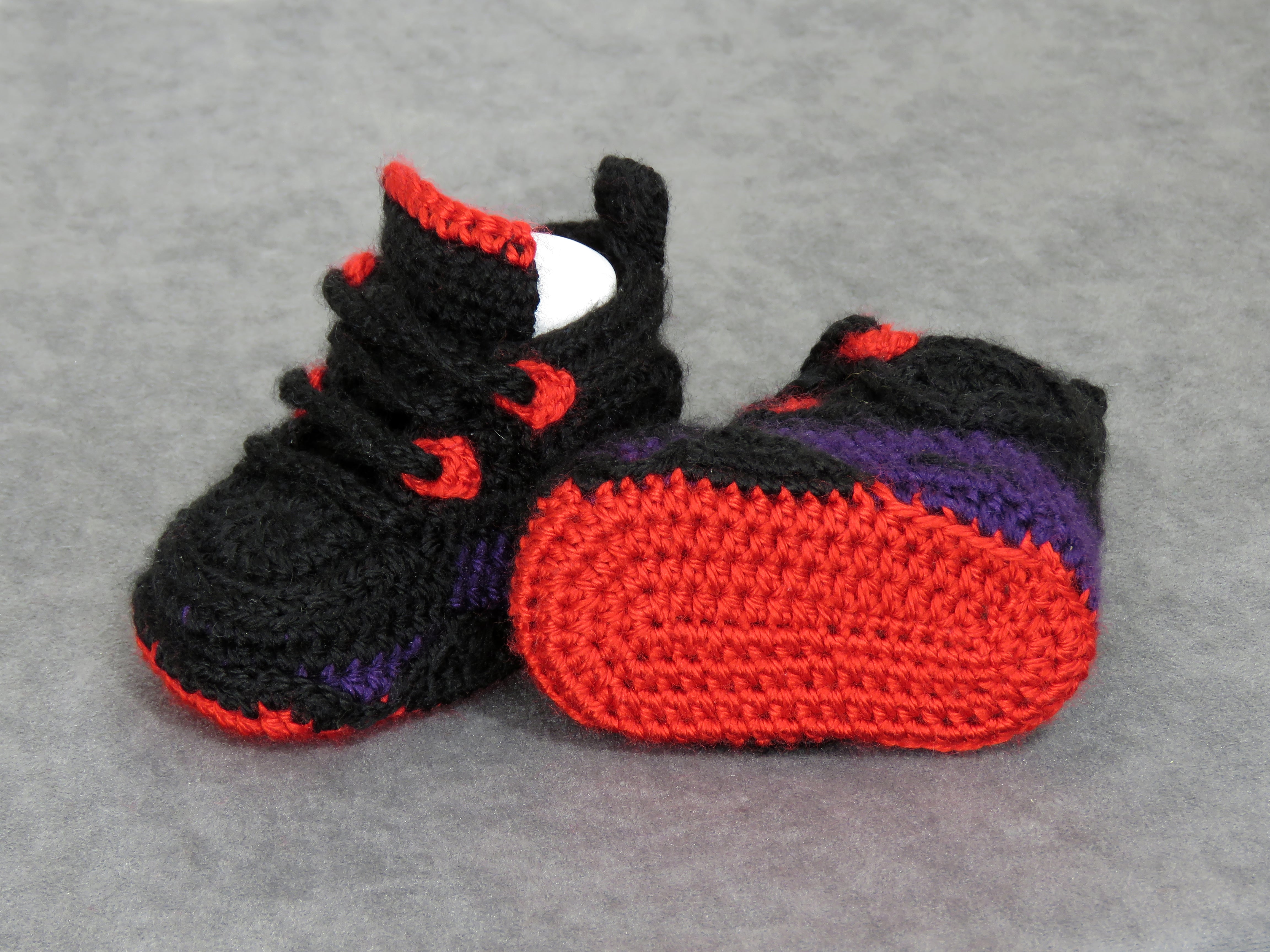 Liebevoll gehäkelte Babyschuhe