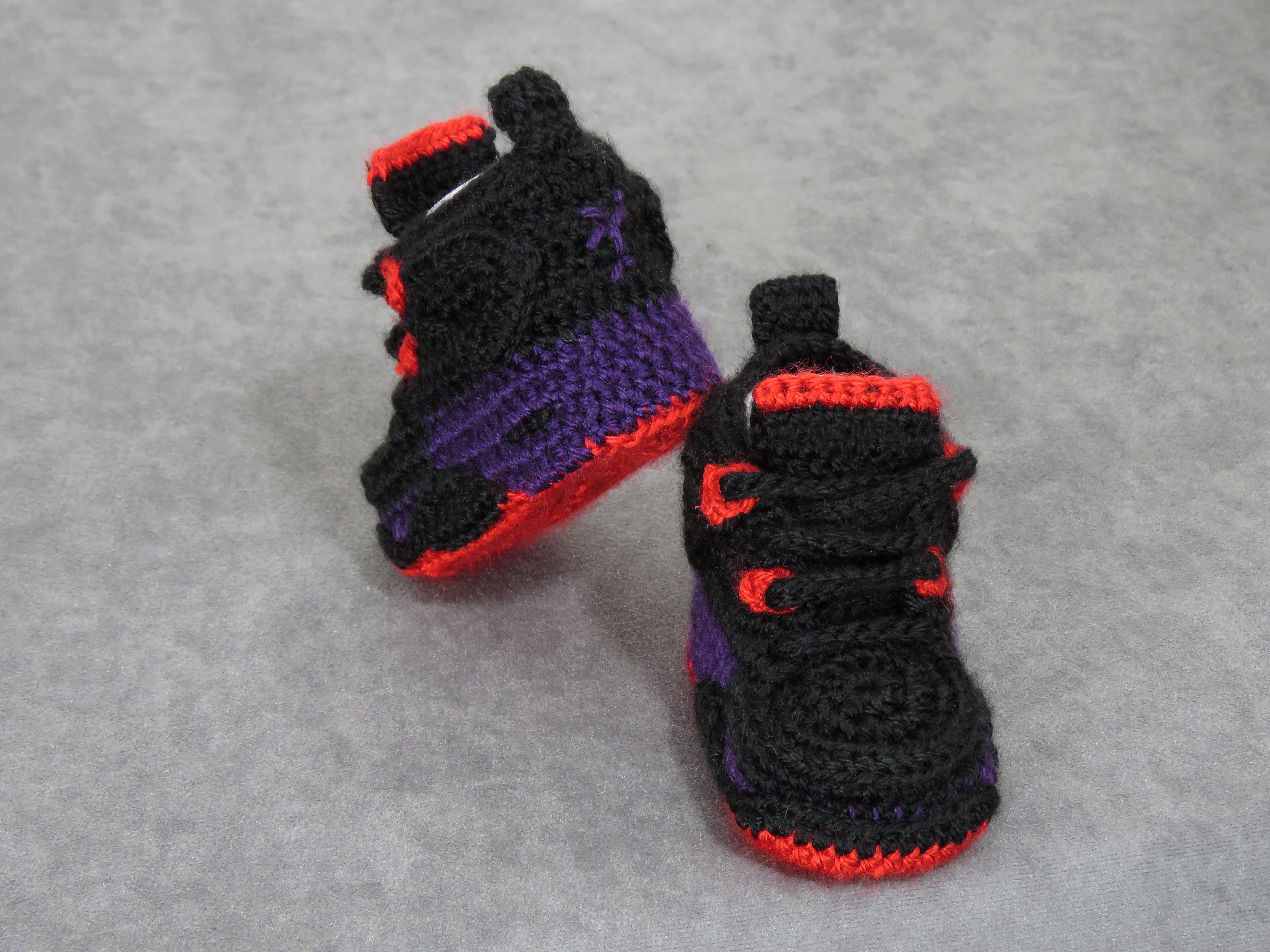 Liebevoll gehäkelte Babyschuhe