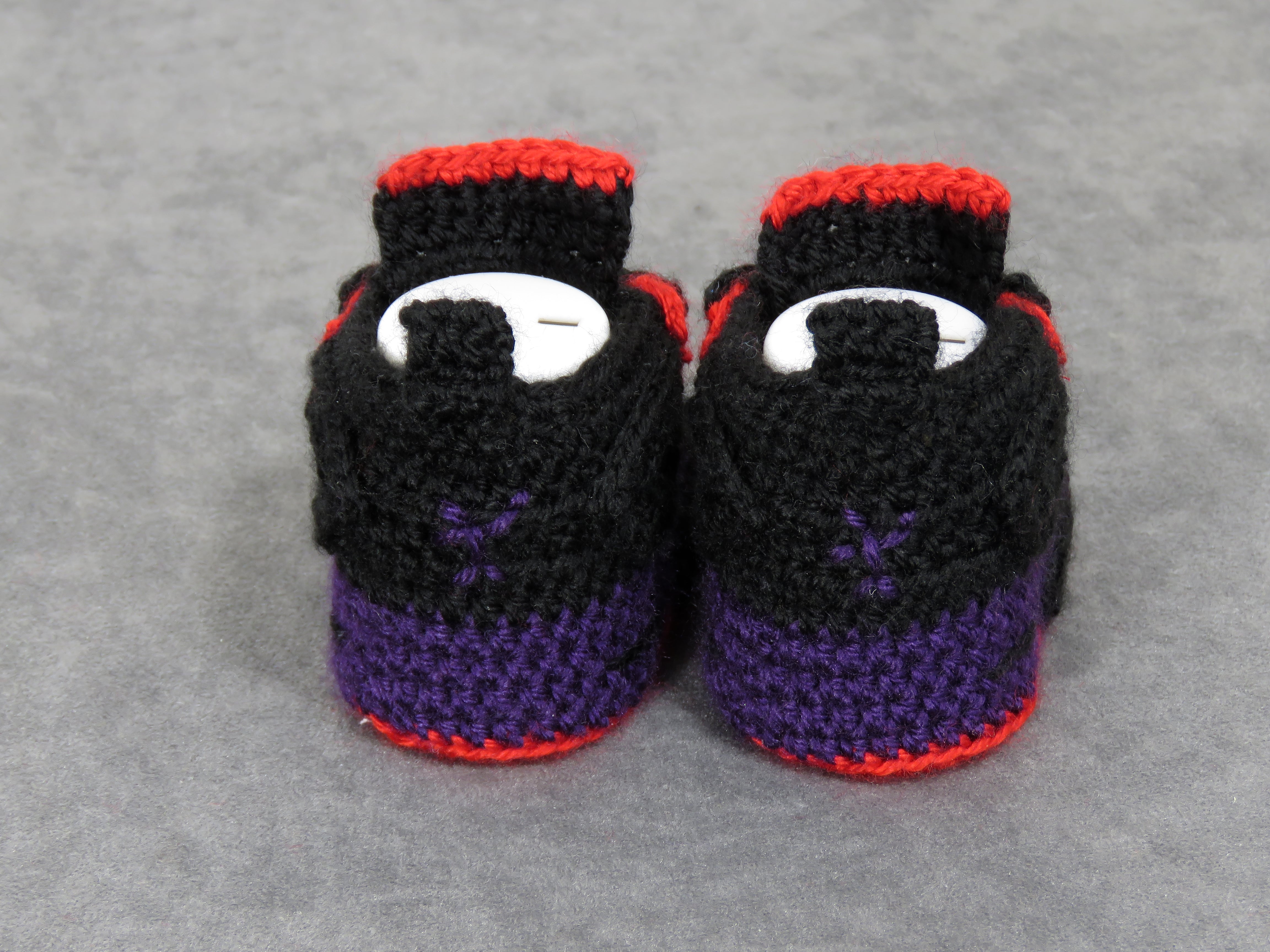 Liebevoll gehäkelte Babyschuhe