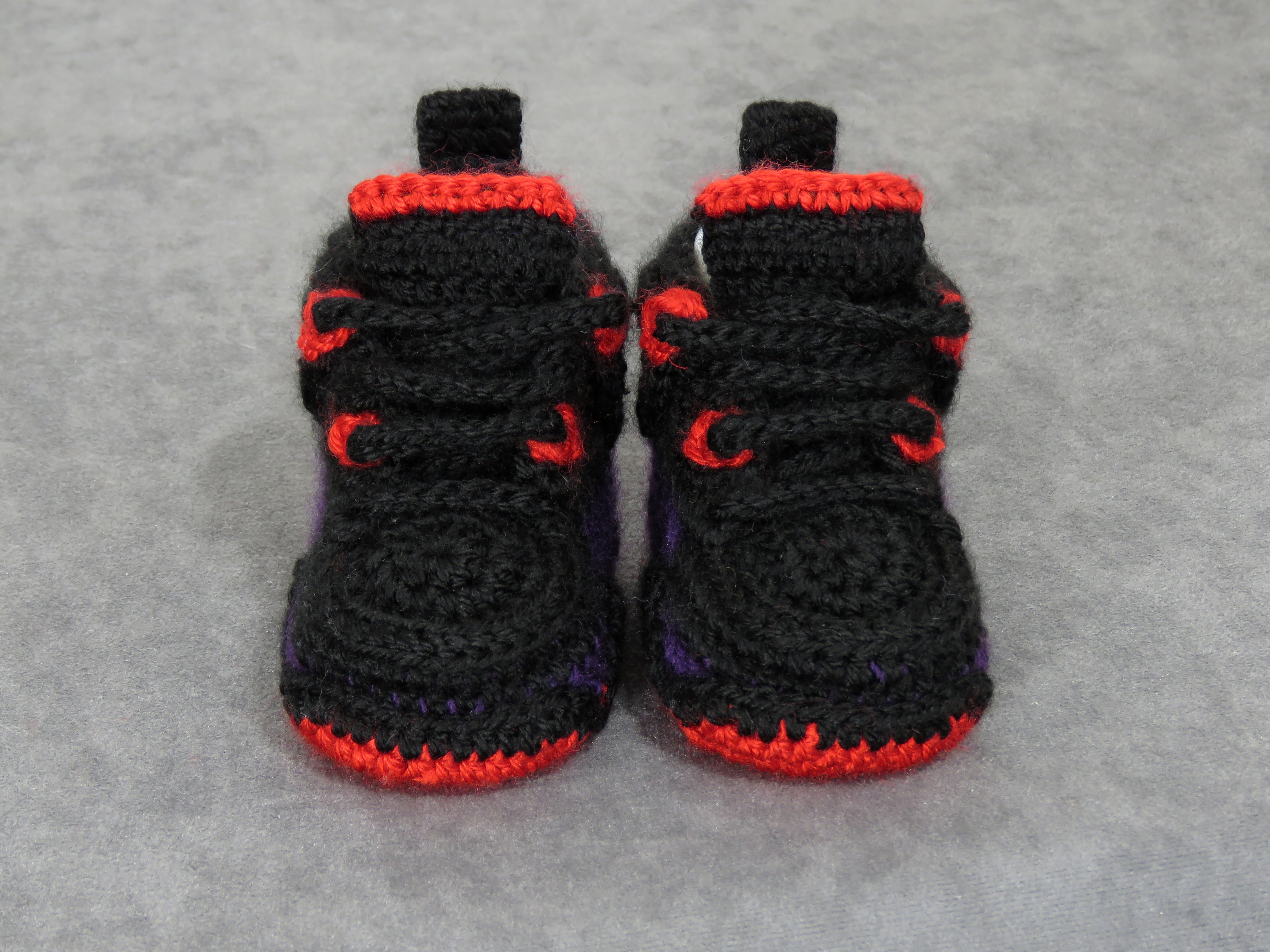 Liebevoll gehäkelte Babyschuhe