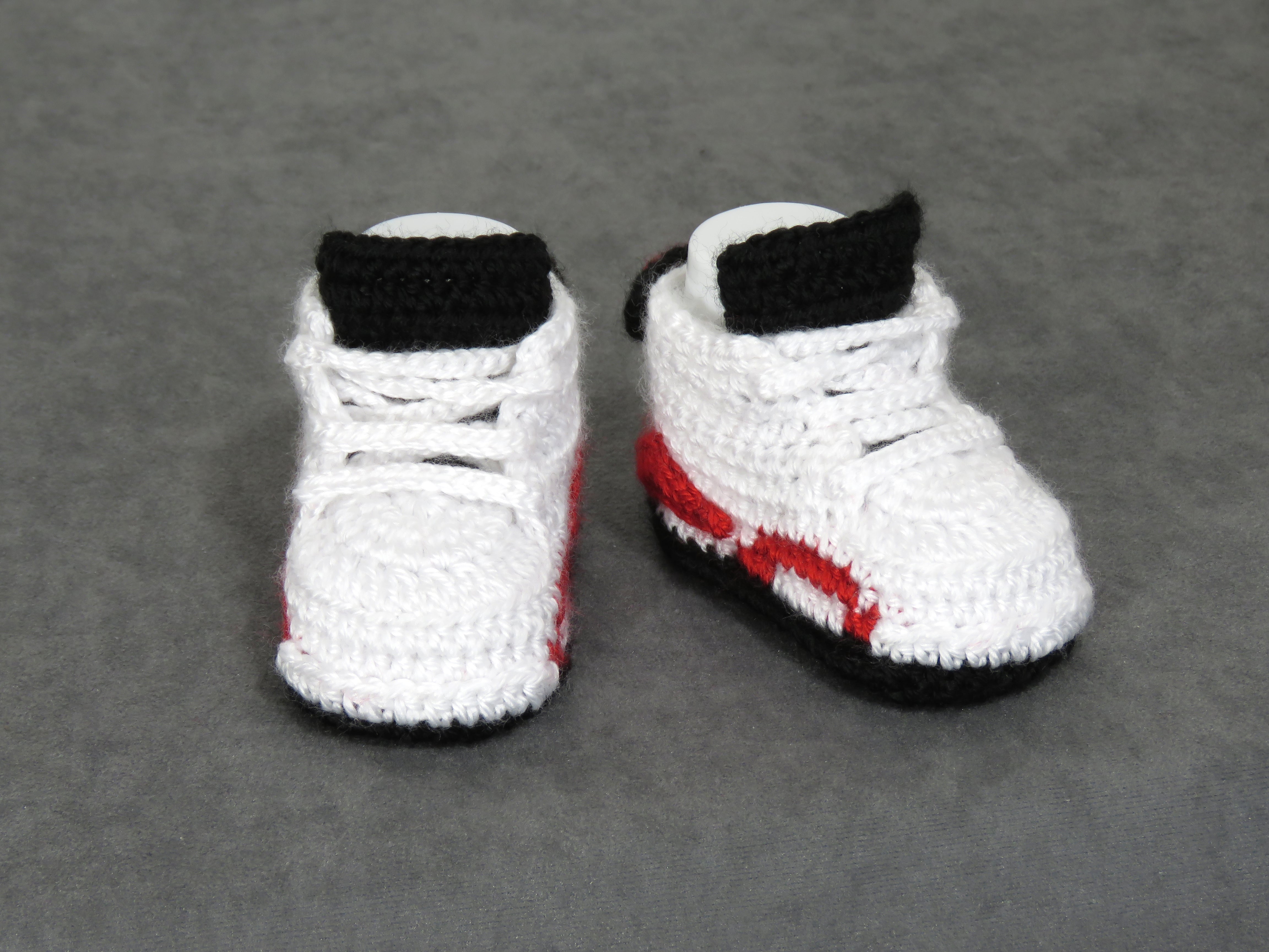 Liebevoll gehäkelte Babyschuhe