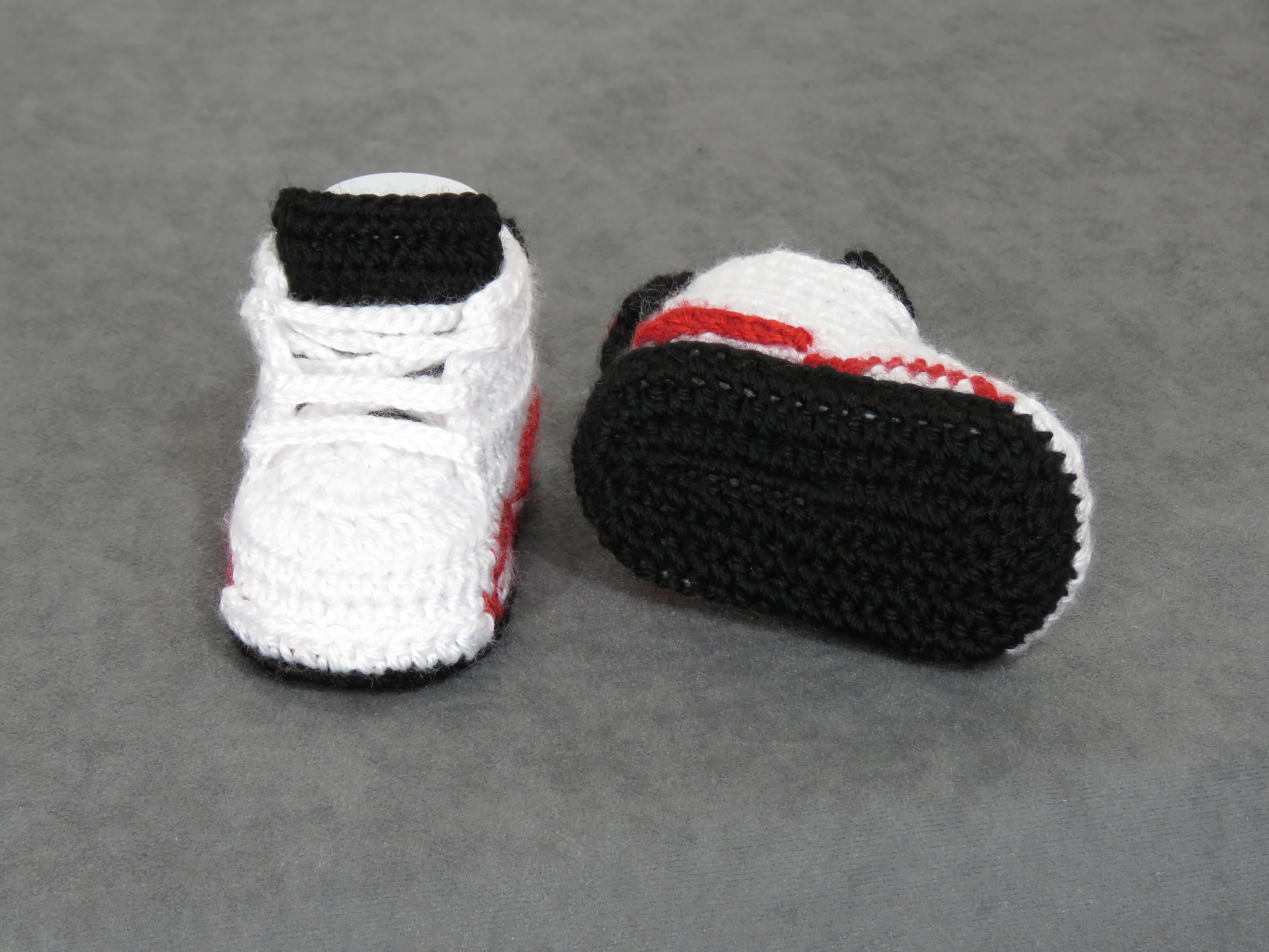 Liebevoll gehäkelte Babyschuhe