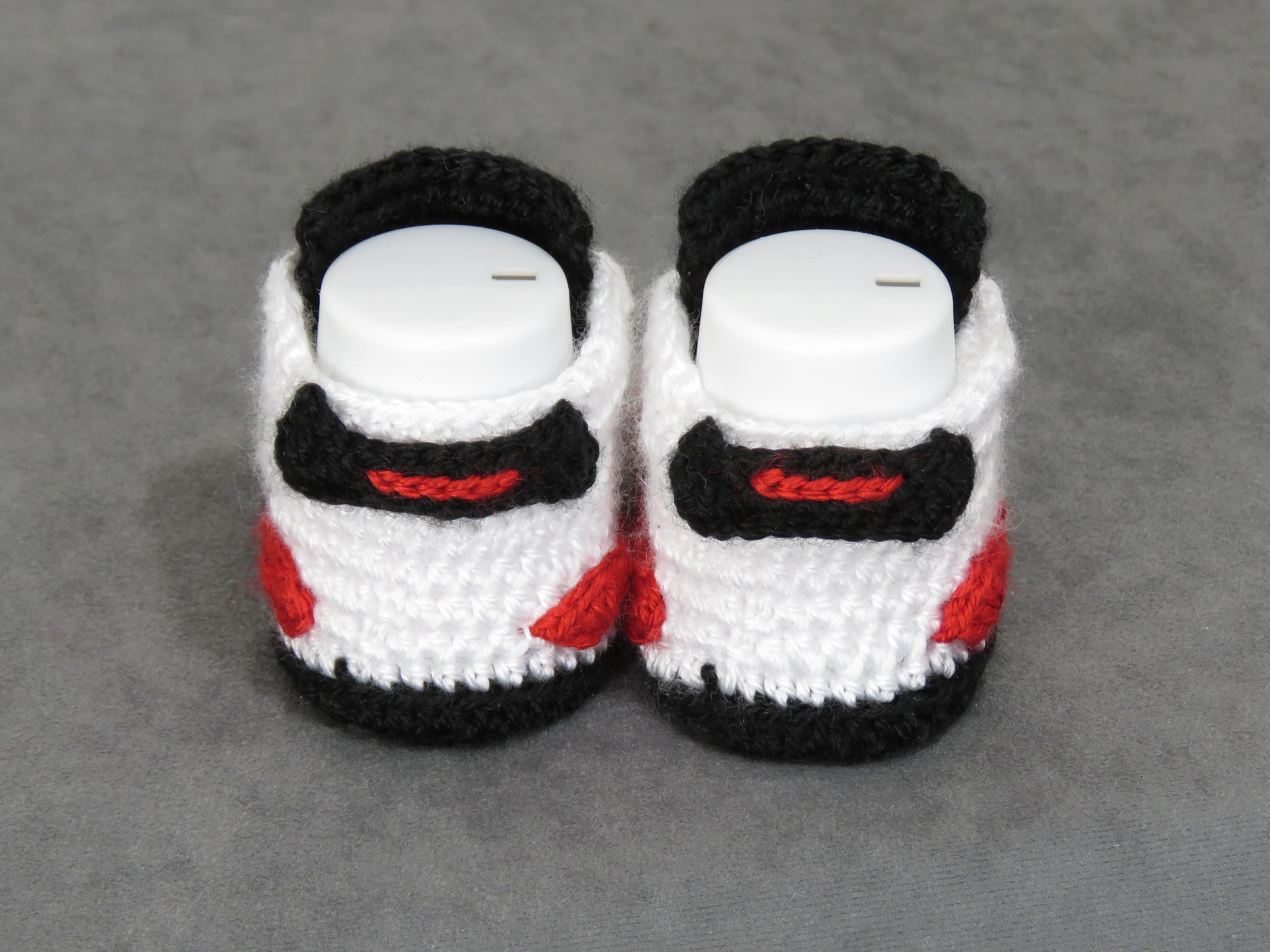 Liebevoll gehäkelte Babyschuhe