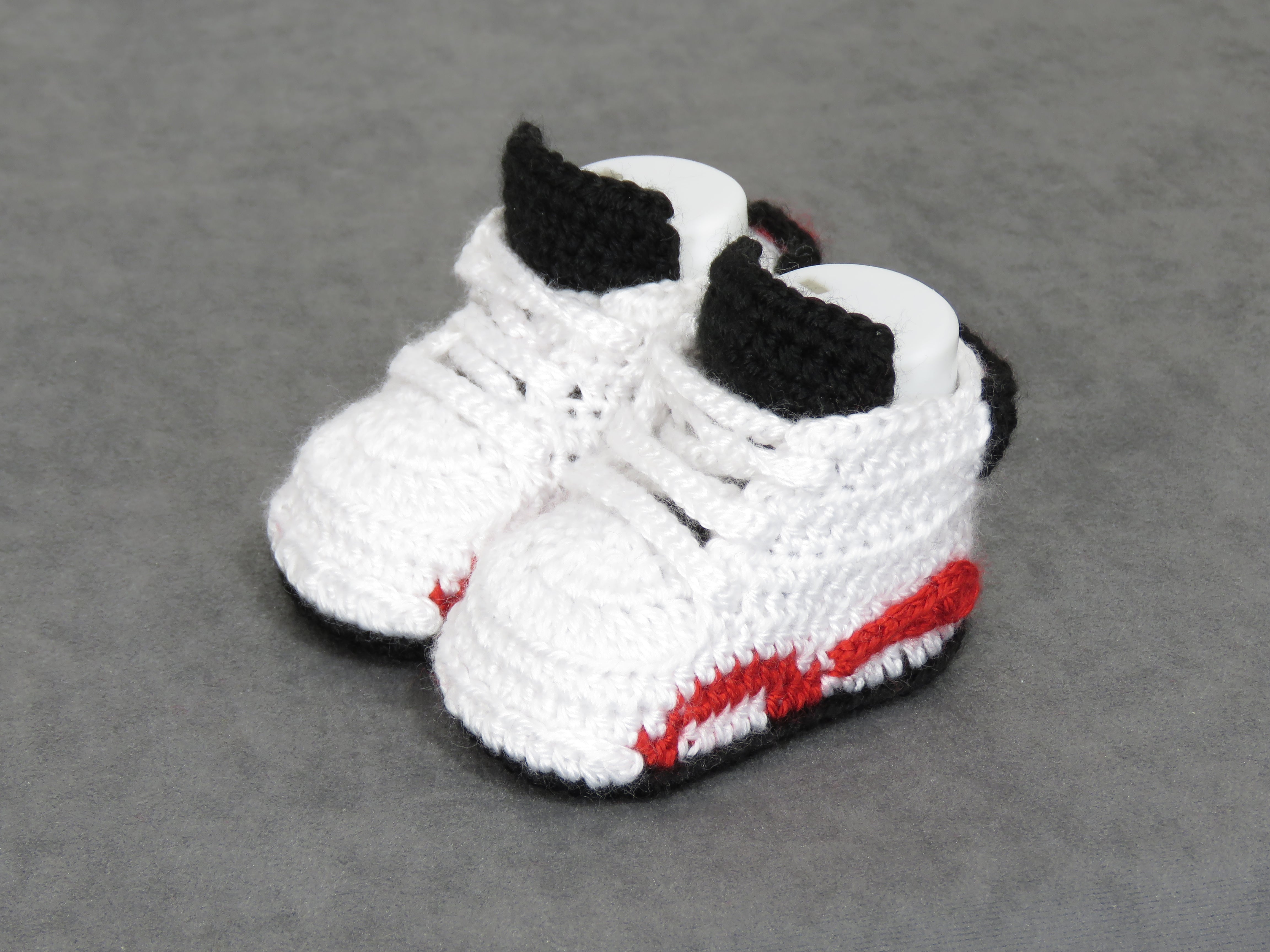 Liebevoll gehäkelte Babyschuhe