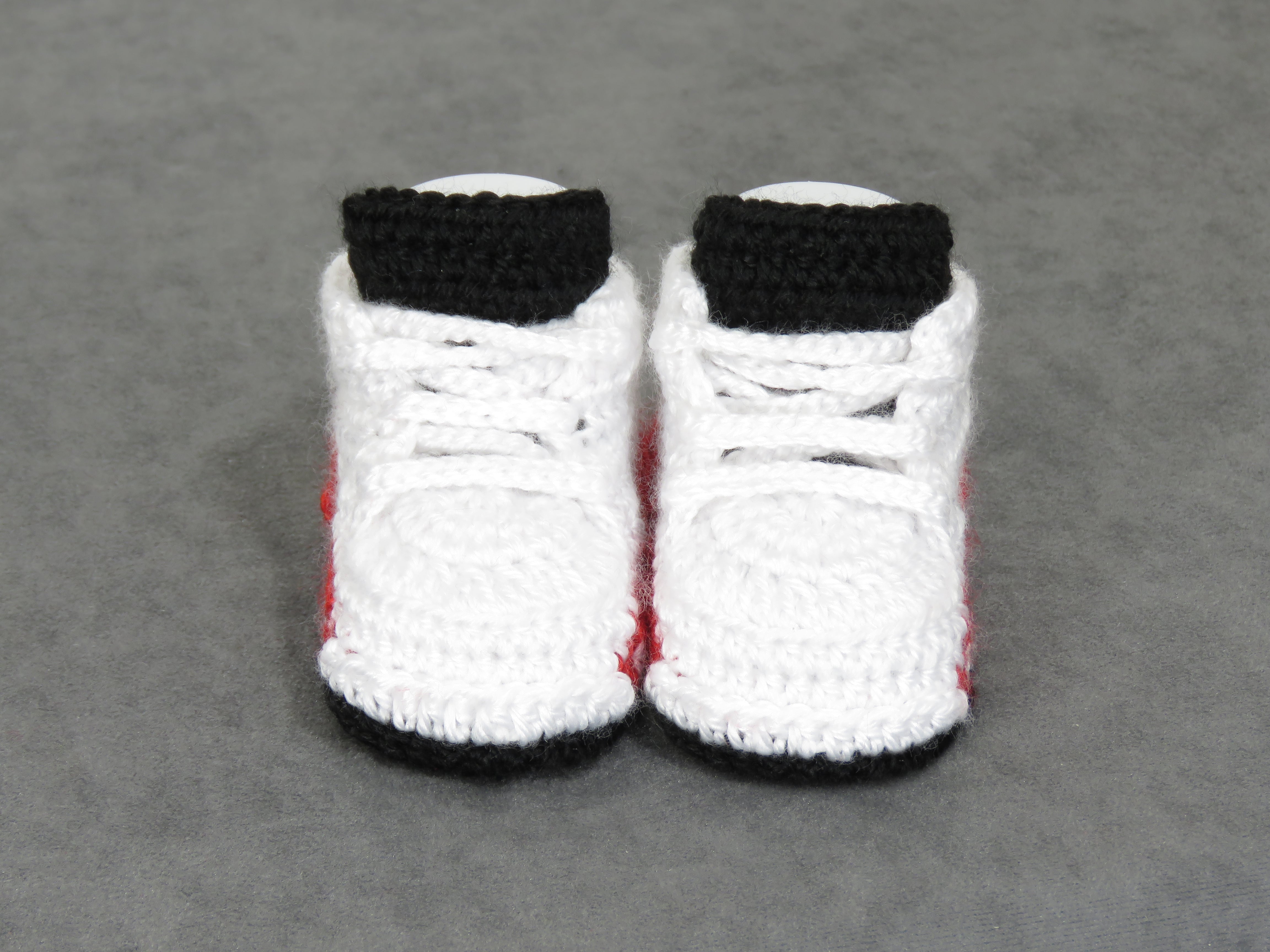 Liebevoll gehäkelte Babyschuhe