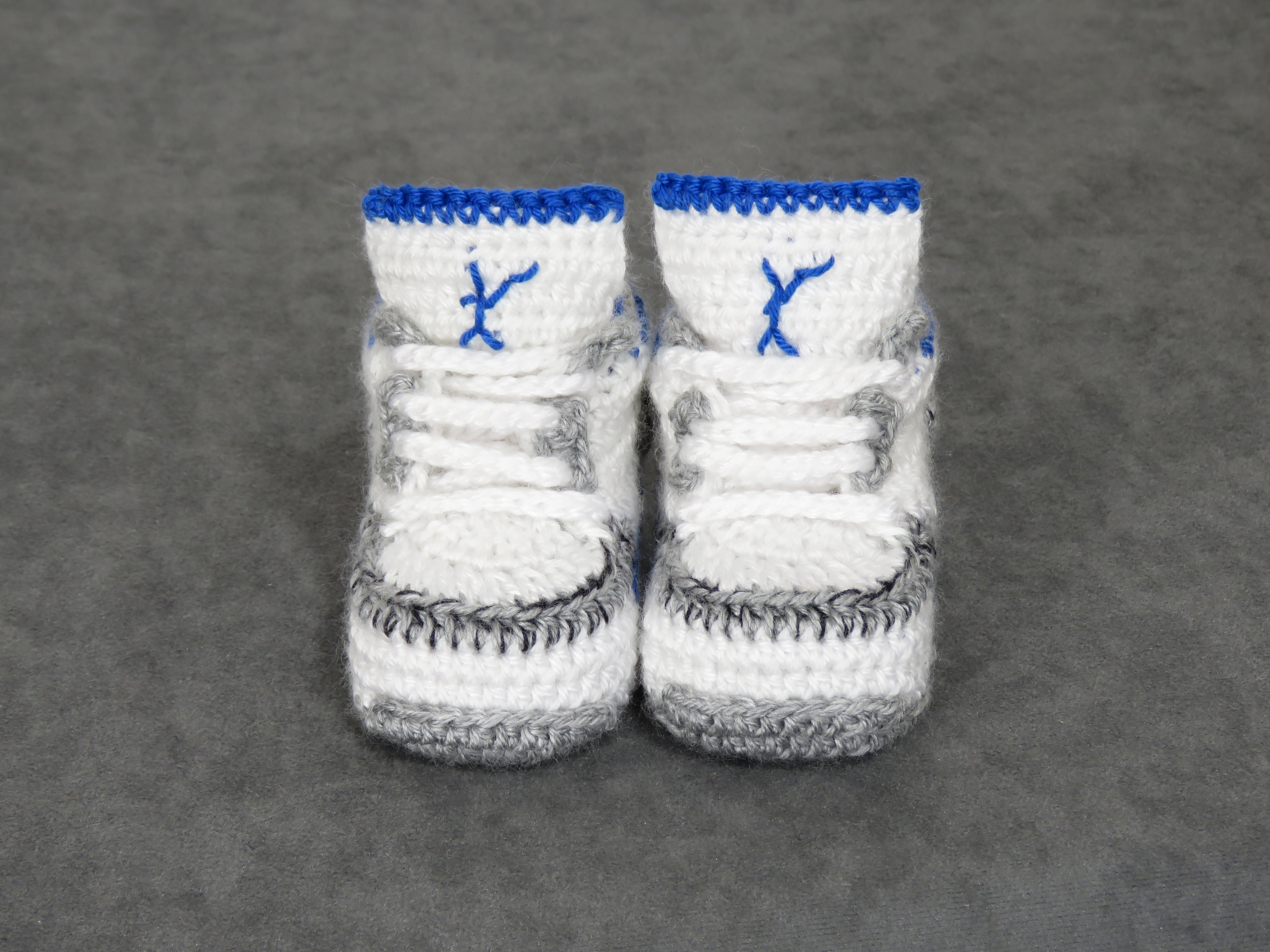 Liebevoll gehäkelte Babyschuhe
