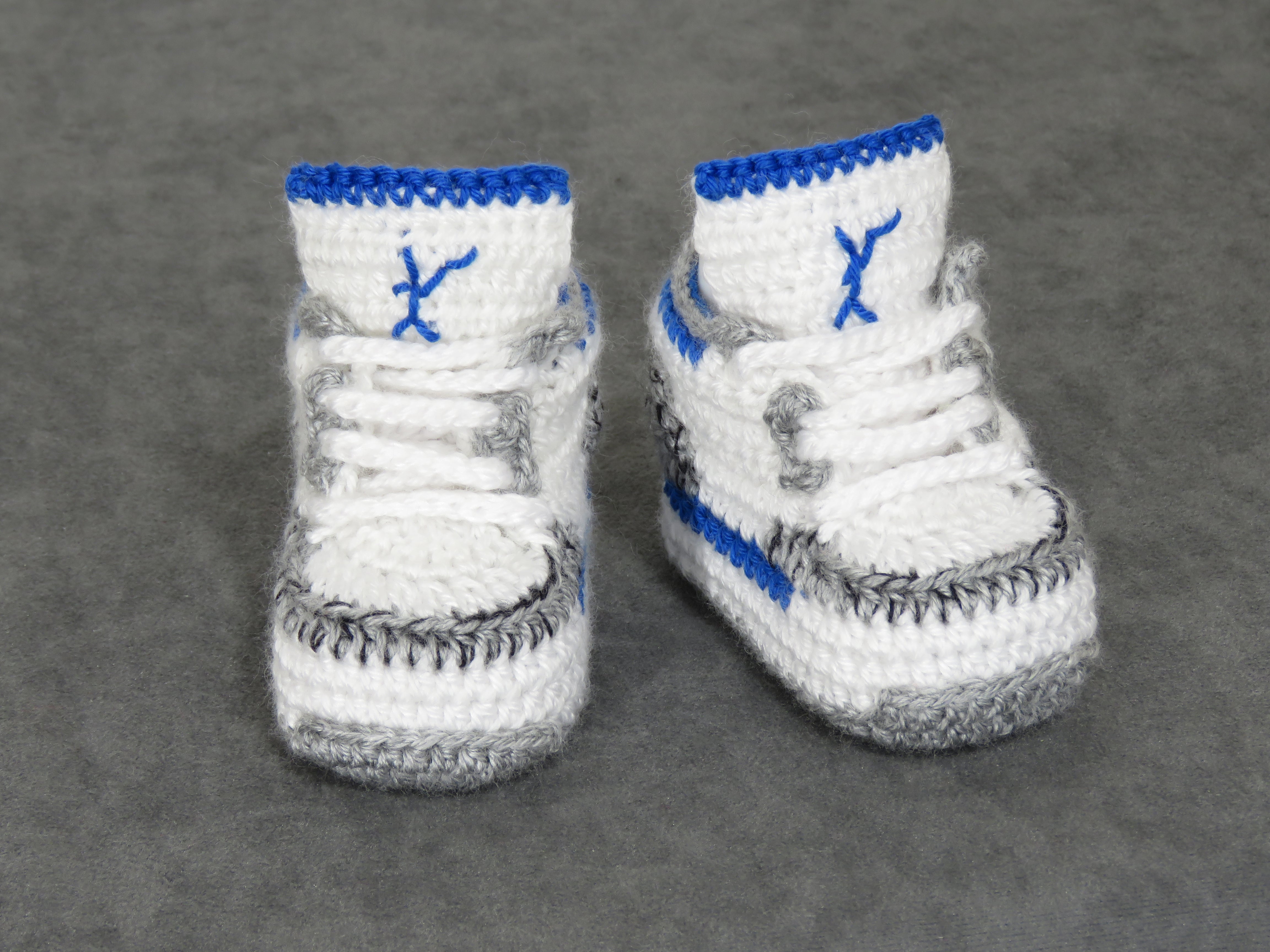 Liebevoll gehäkelte Babyschuhe