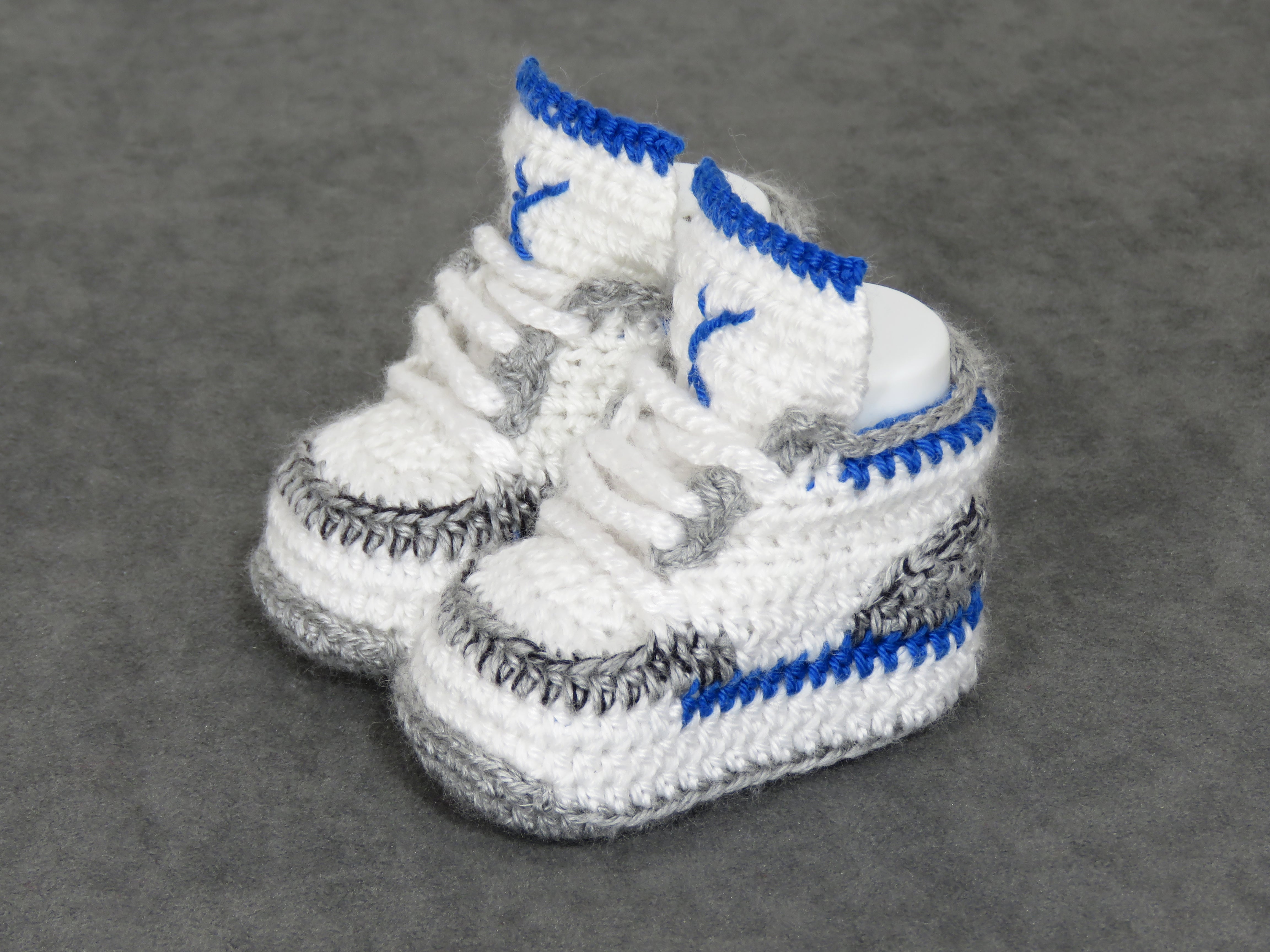 Liebevoll gehäkelte Babyschuhe