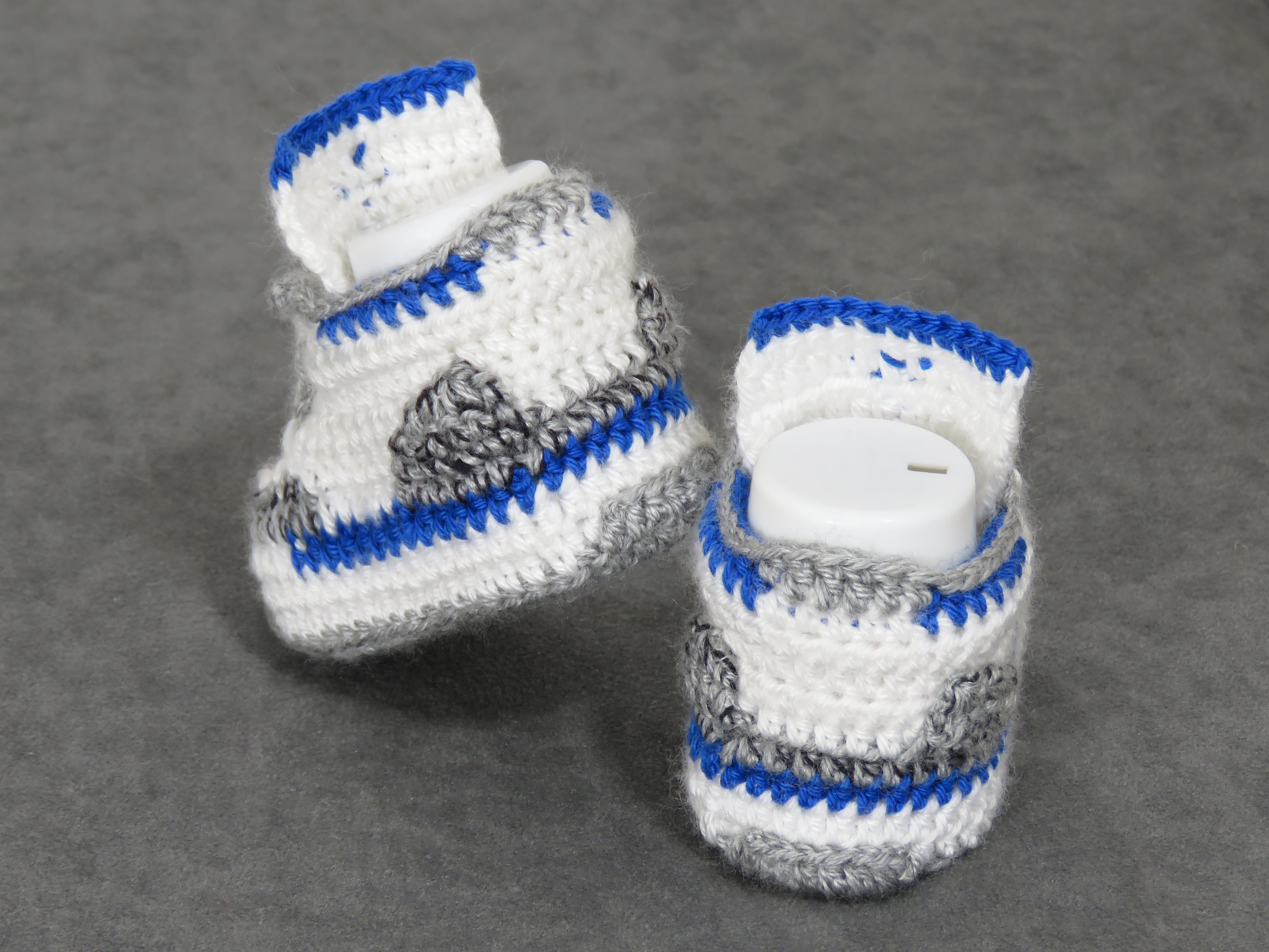 Liebevoll gehäkelte Babyschuhe