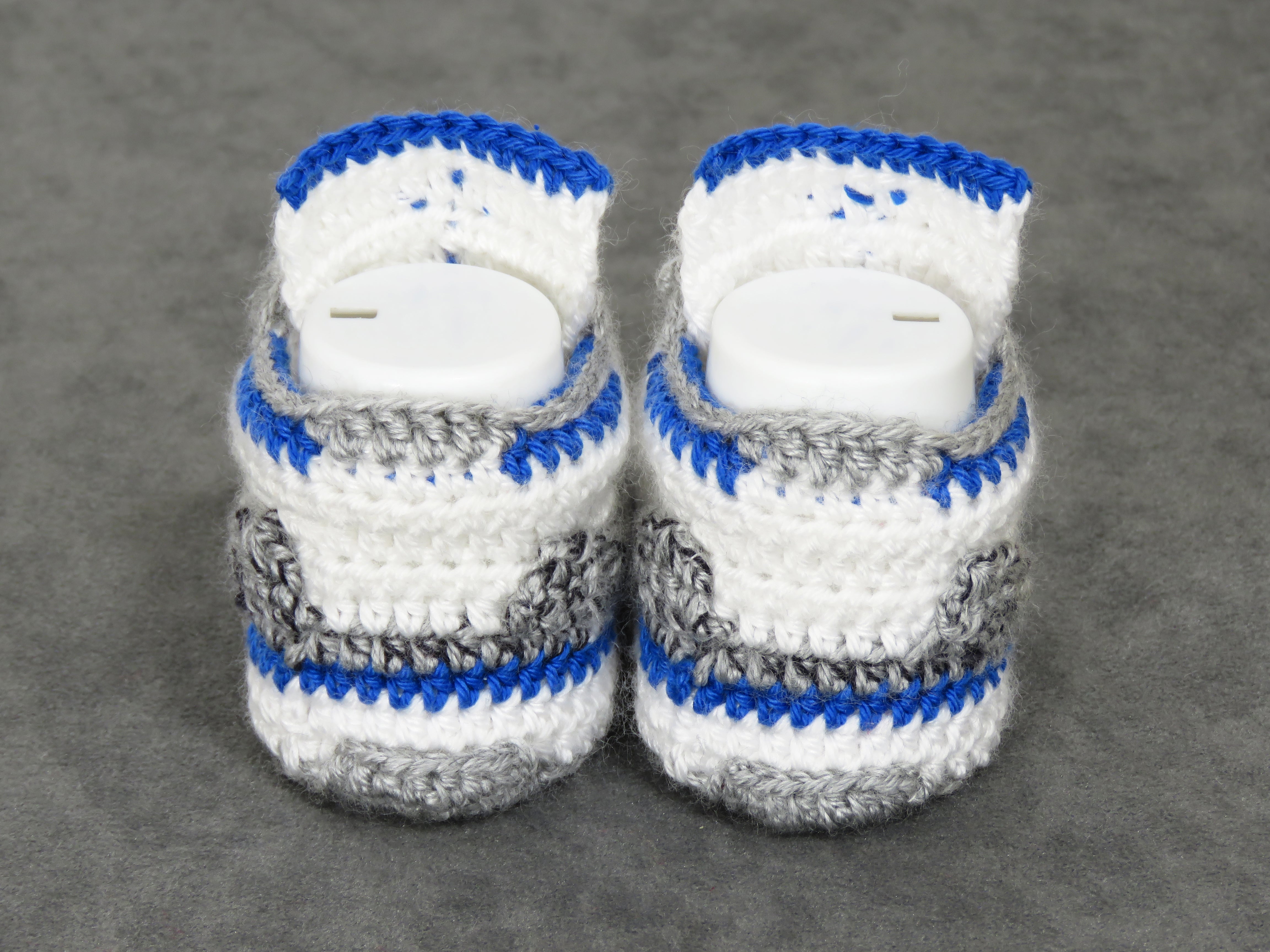 Liebevoll gehäkelte Babyschuhe