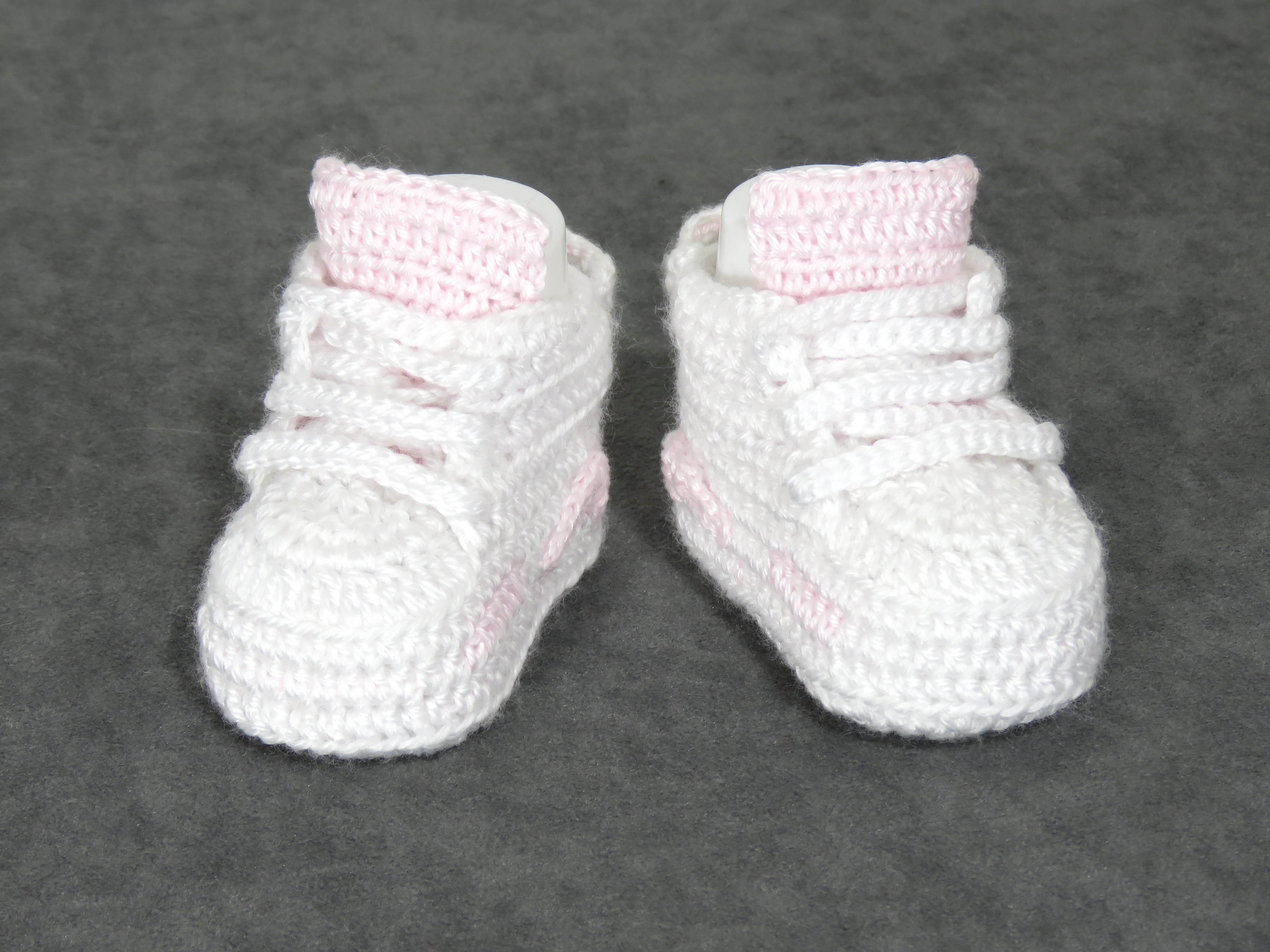 Liebevoll gehäkelte Babyschuhe