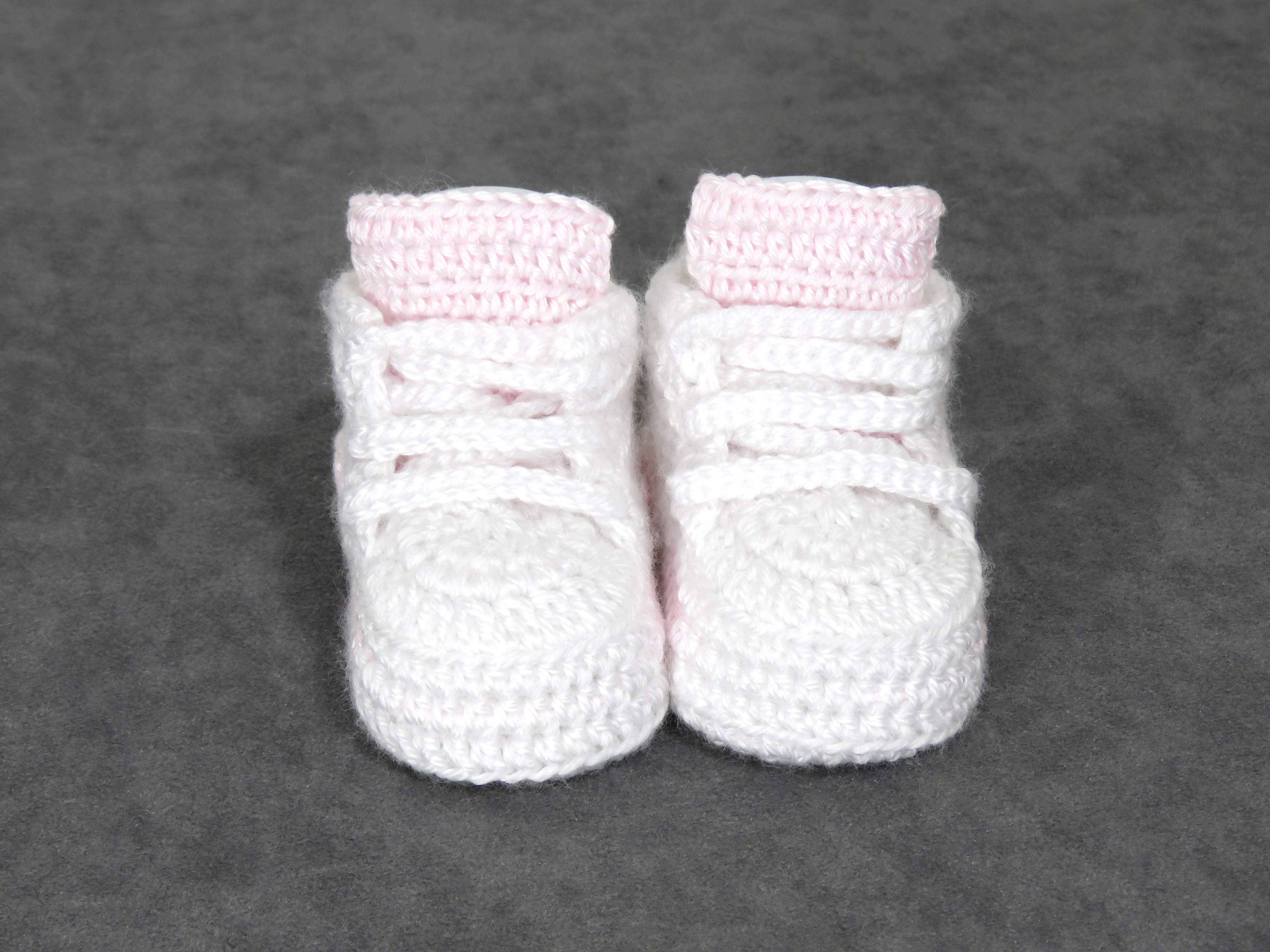Liebevoll gehäkelte Babyschuhe