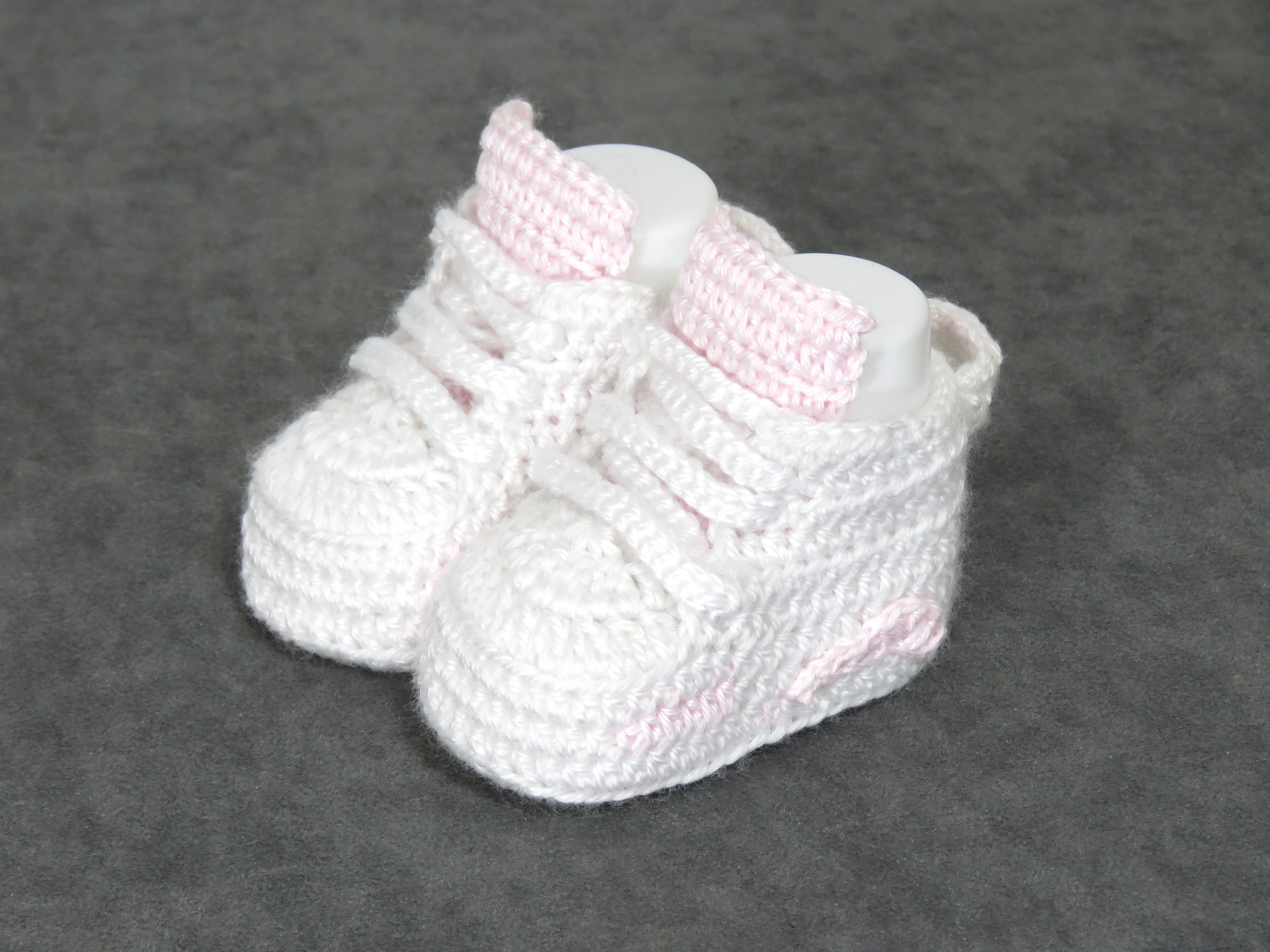Liebevoll gehäkelte Babyschuhe