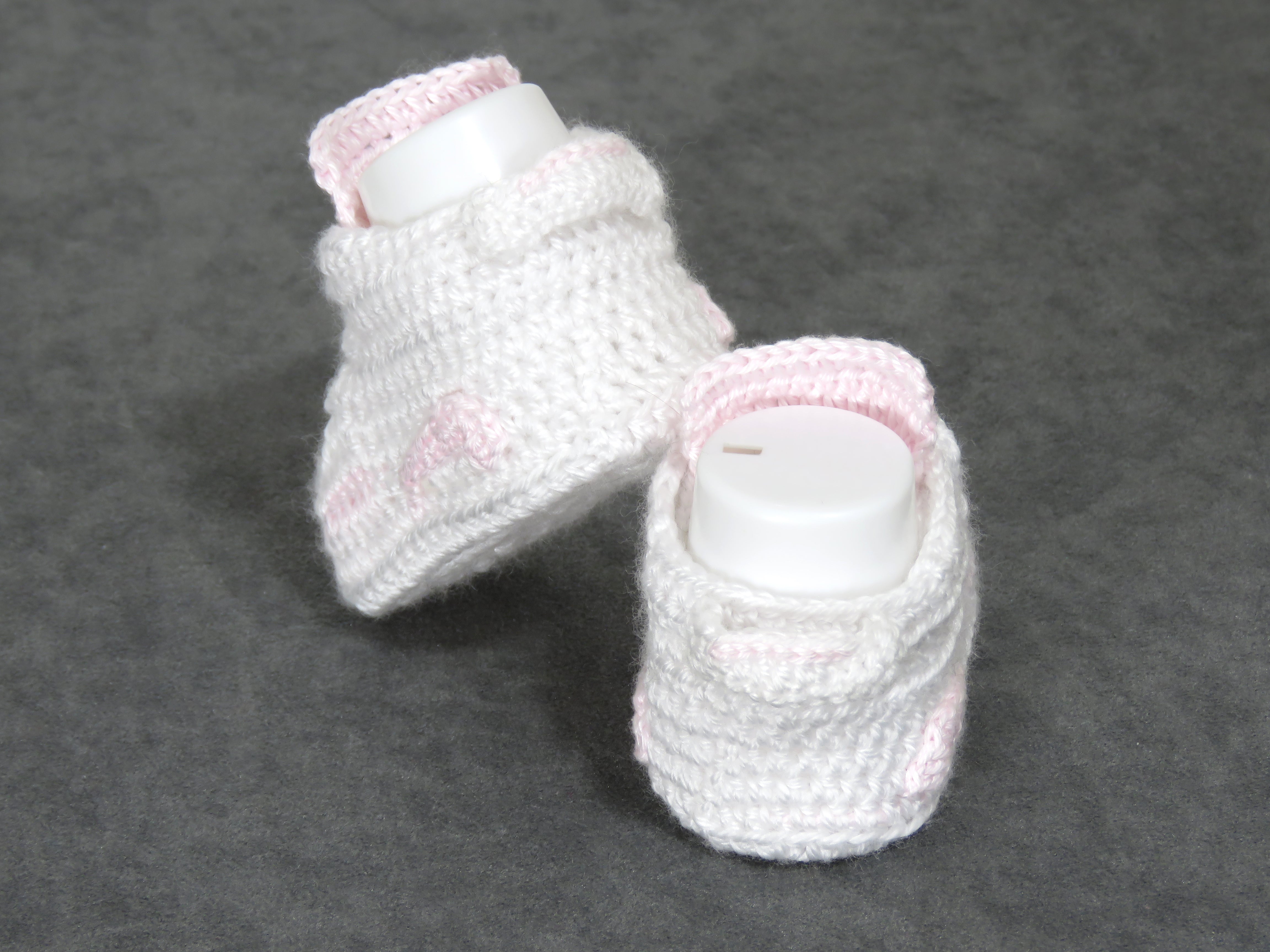 Liebevoll gehäkelte Babyschuhe
