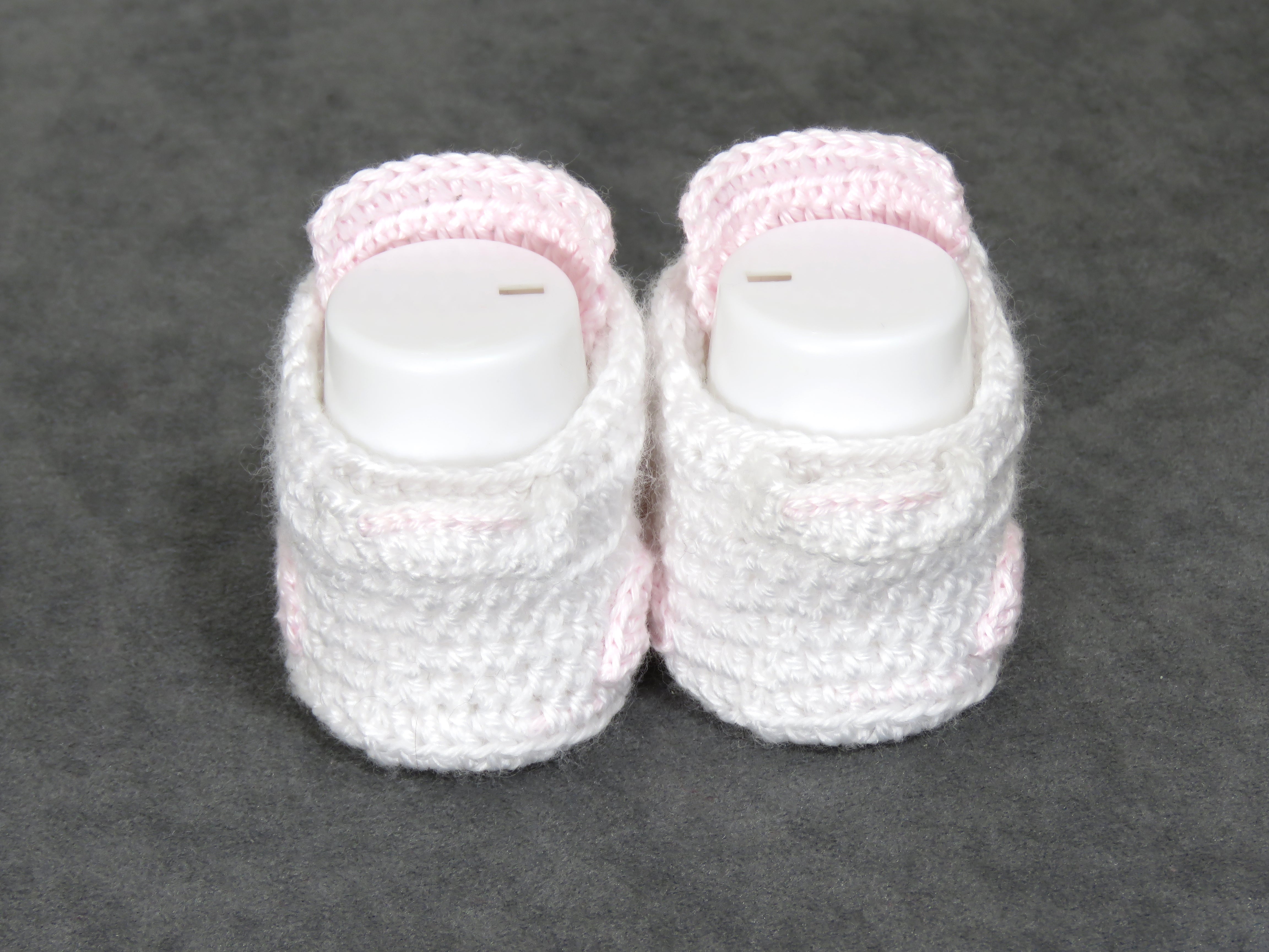 Liebevoll gehäkelte Babyschuhe