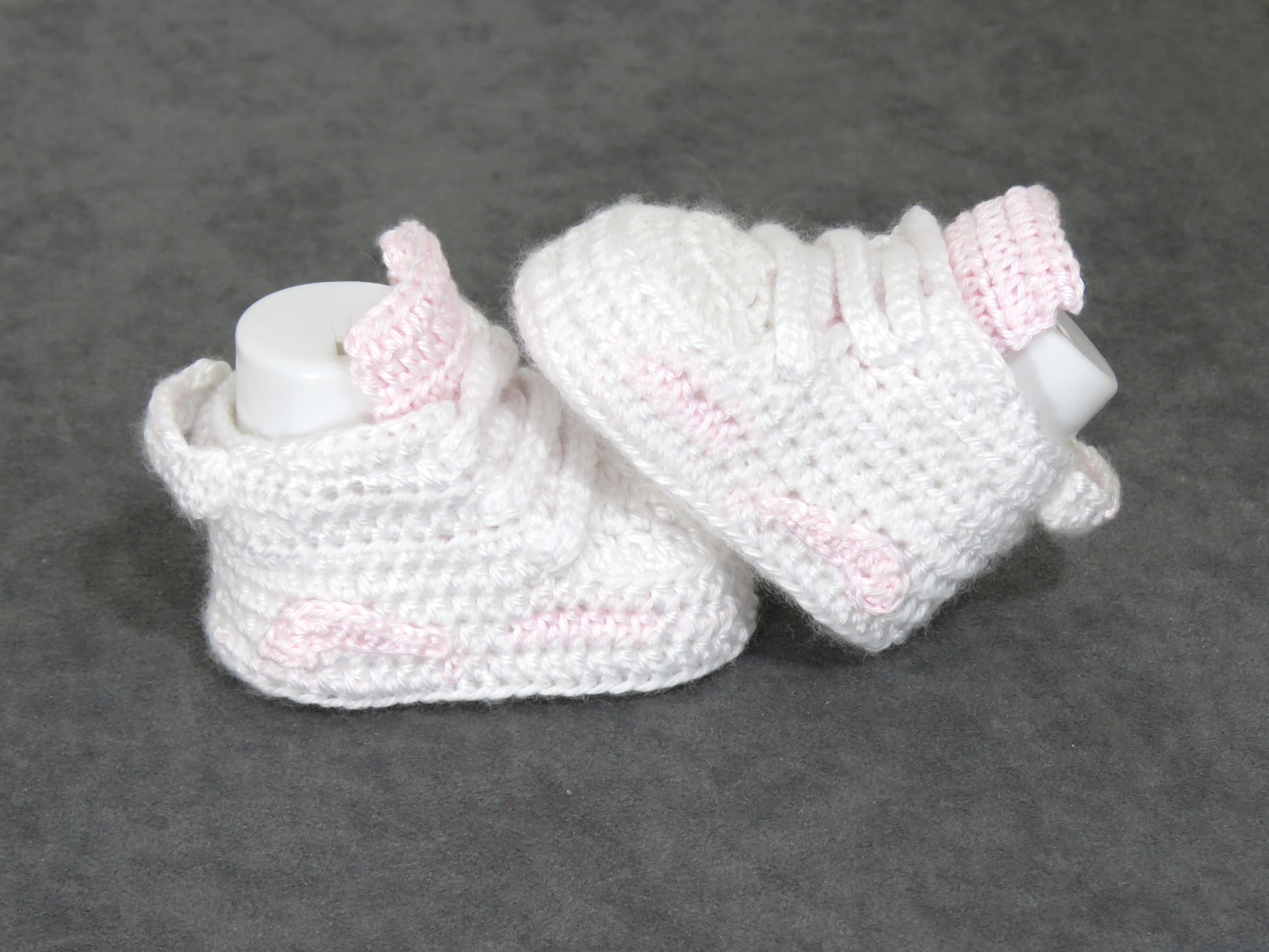 Liebevoll gehäkelte Babyschuhe