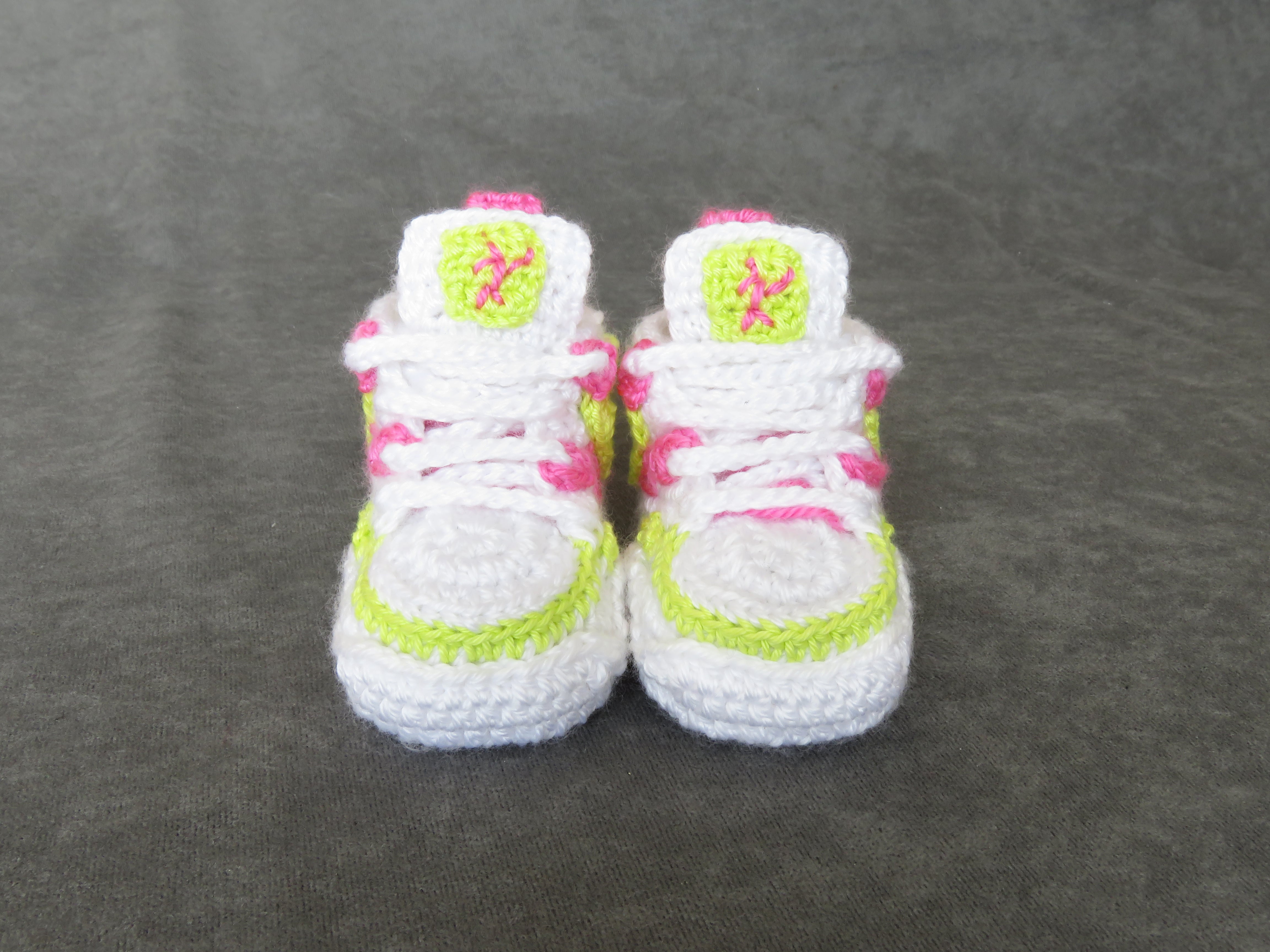 Liebevoll gehäkelte Babyschuhe