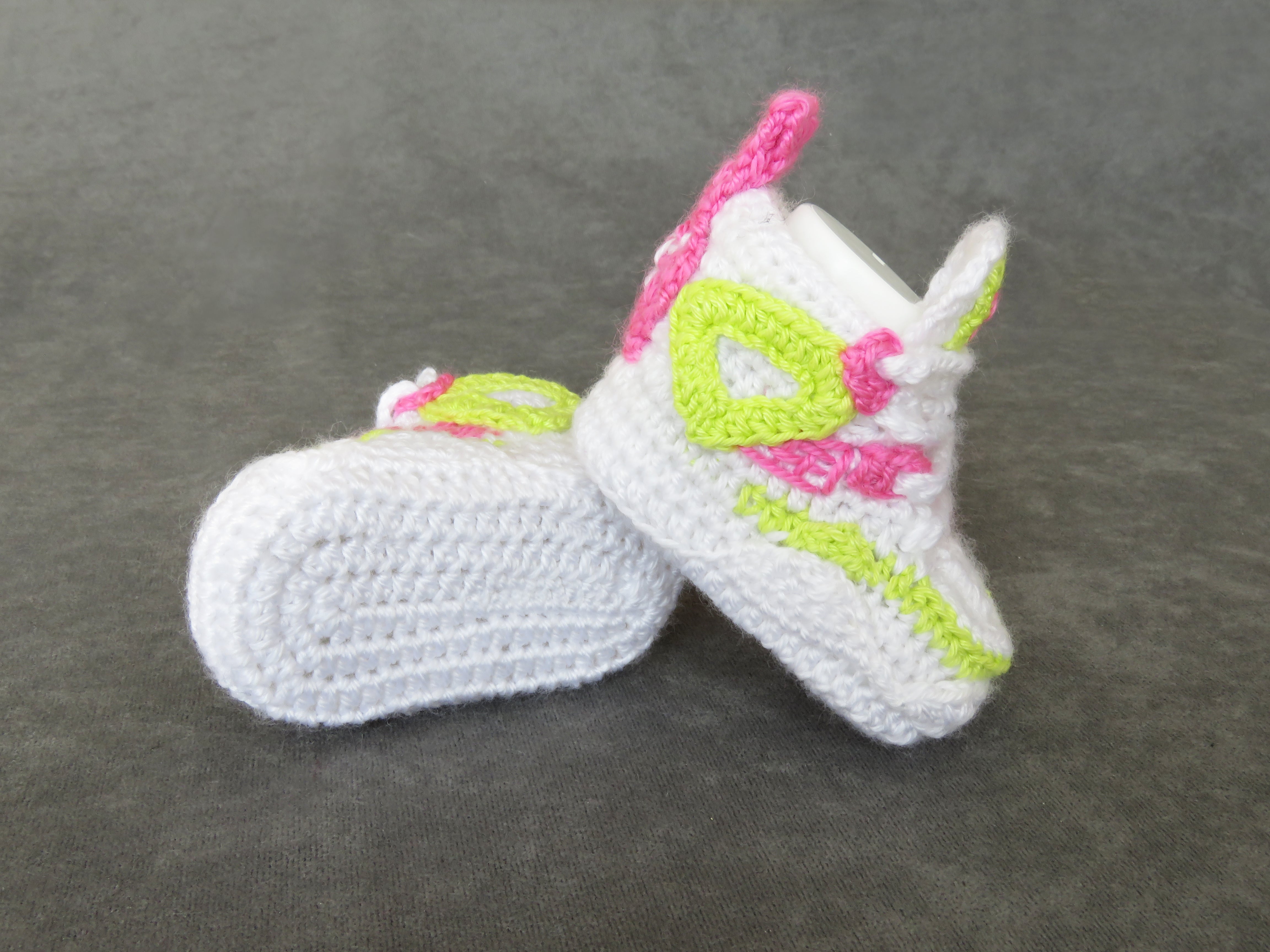 Liebevoll gehäkelte Babyschuhe