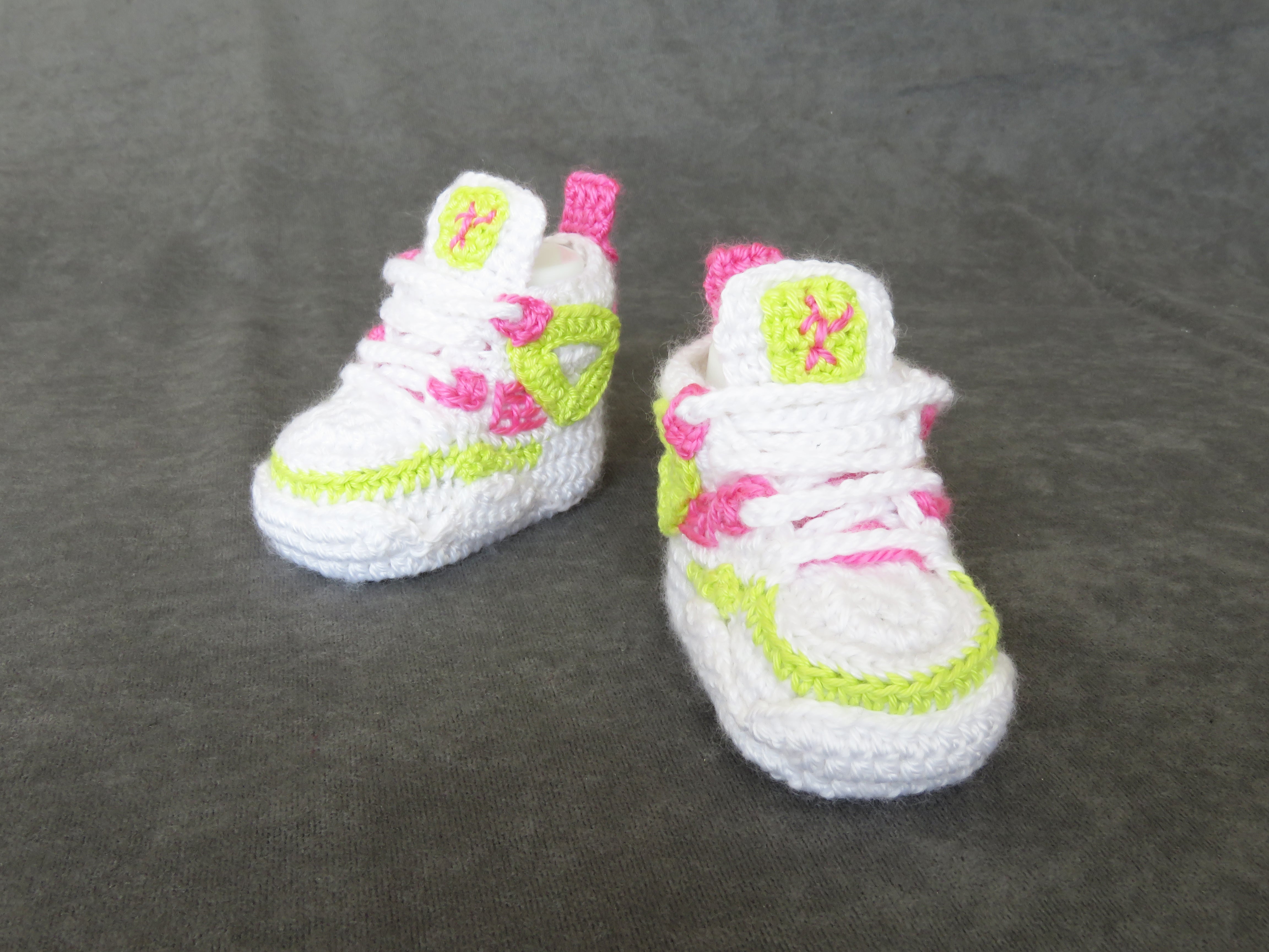 Liebevoll gehäkelte Babyschuhe