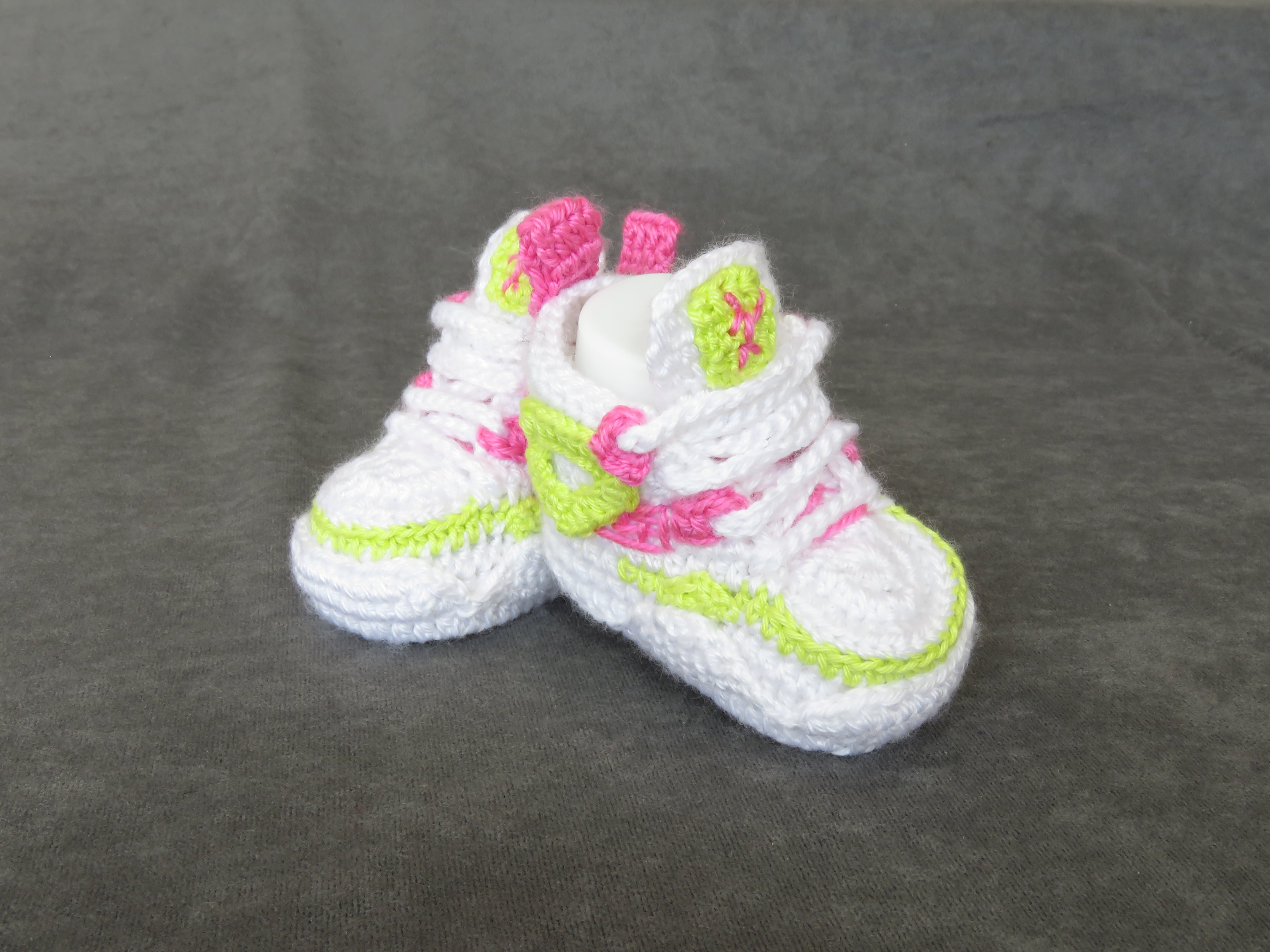 Liebevoll gehäkelte Babyschuhe