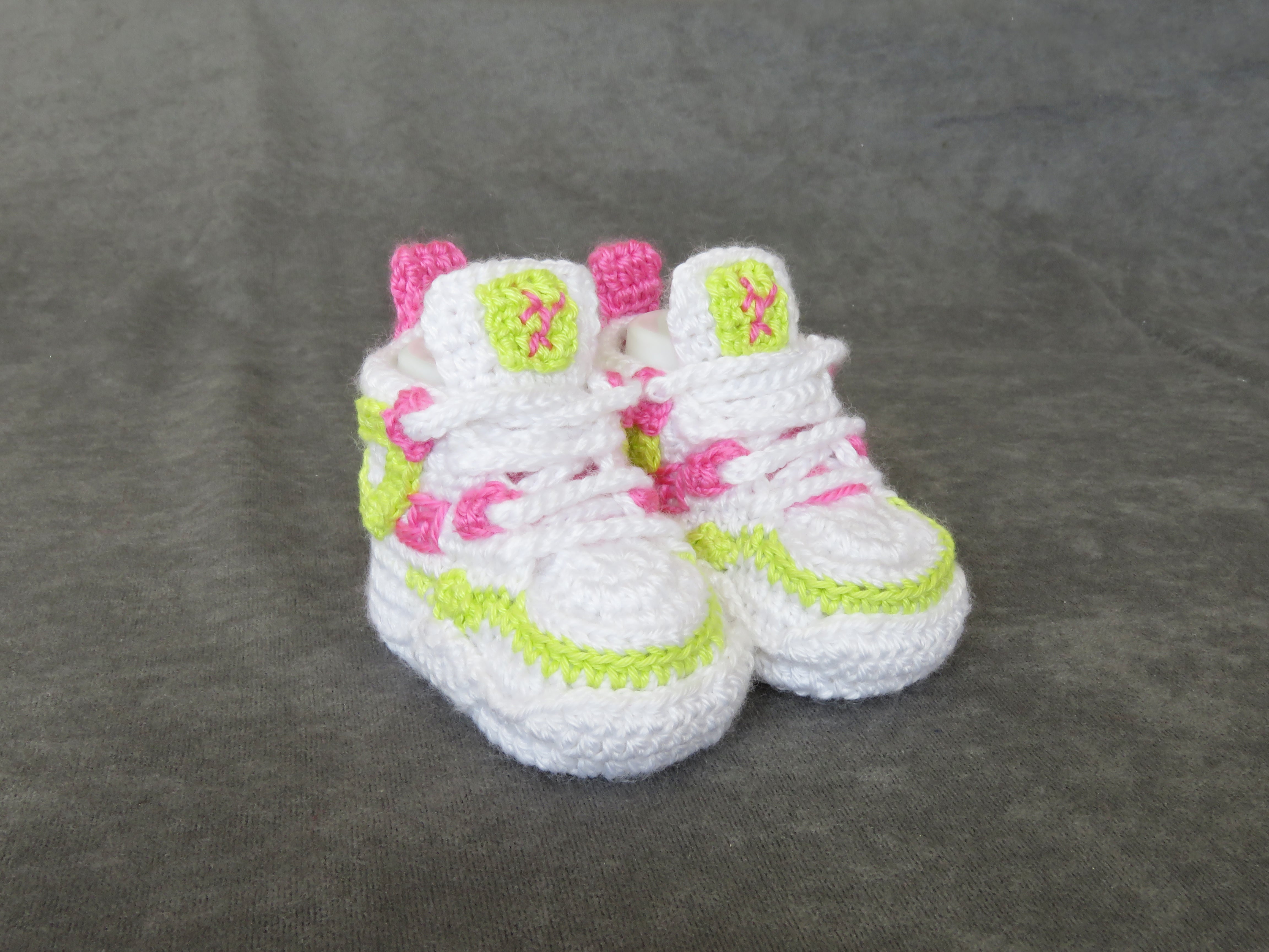Liebevoll gehäkelte Babyschuhe