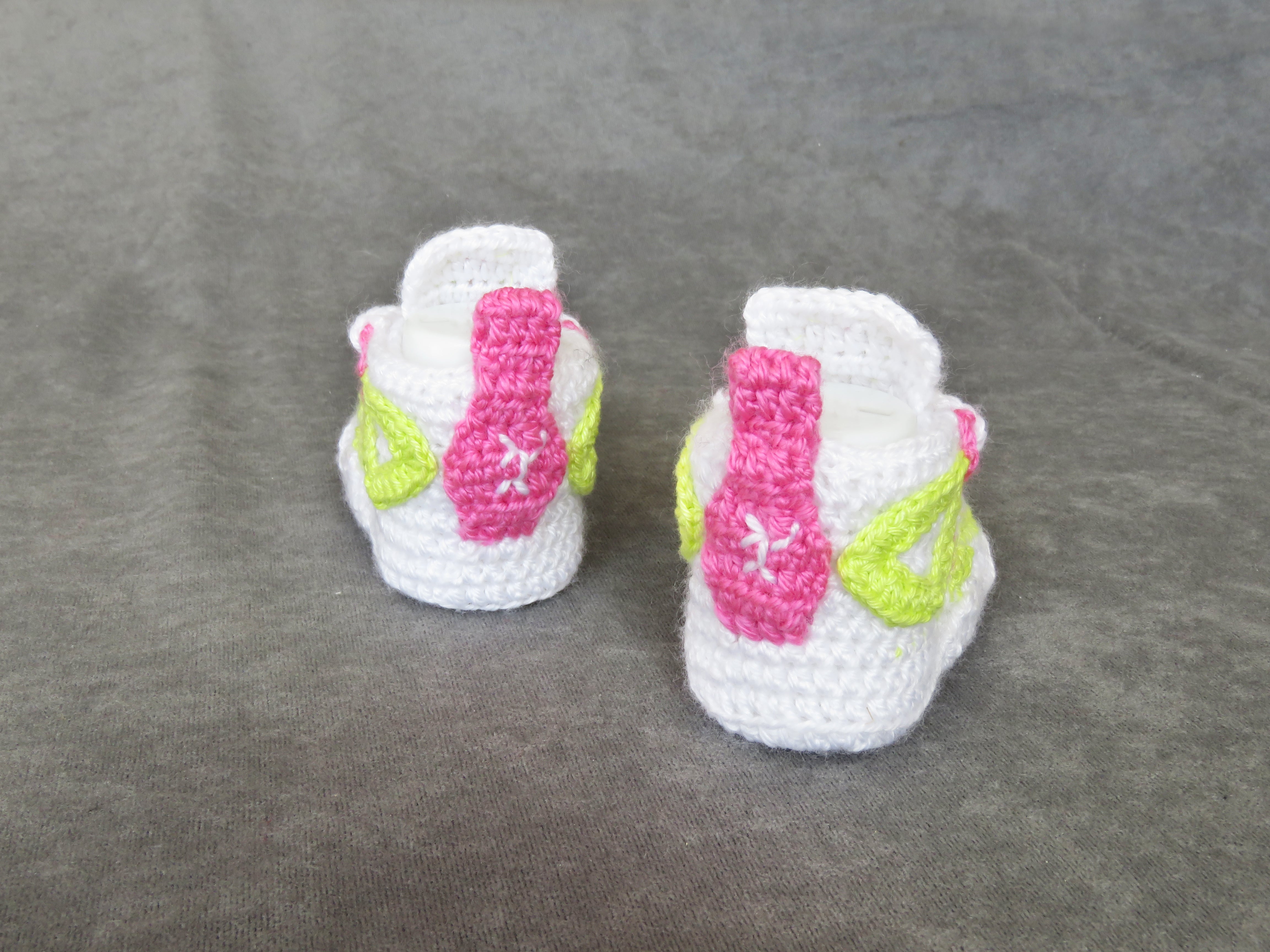 Liebevoll gehäkelte Babyschuhe