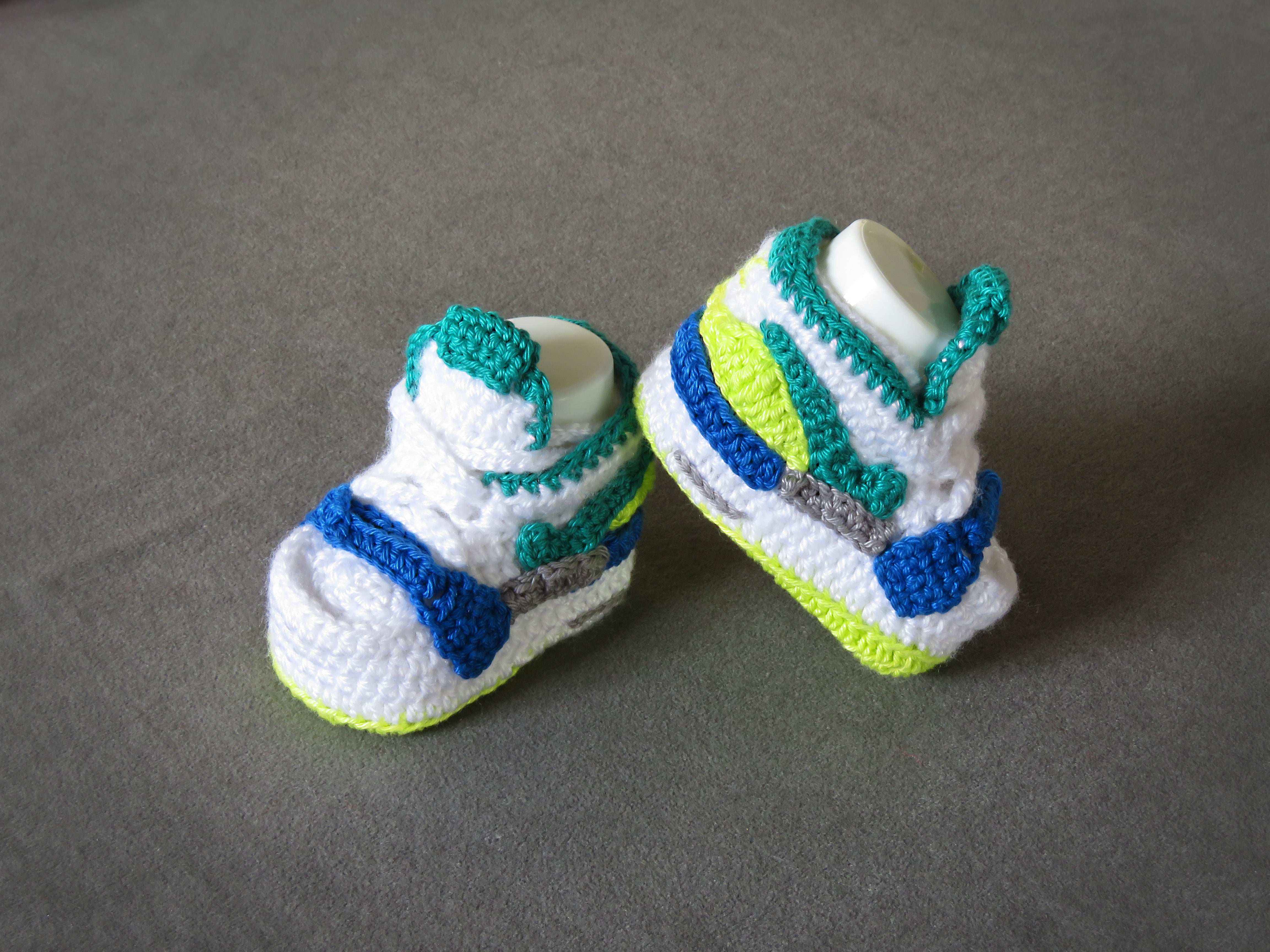 Liebevoll gehäkelte Babyschuhe
