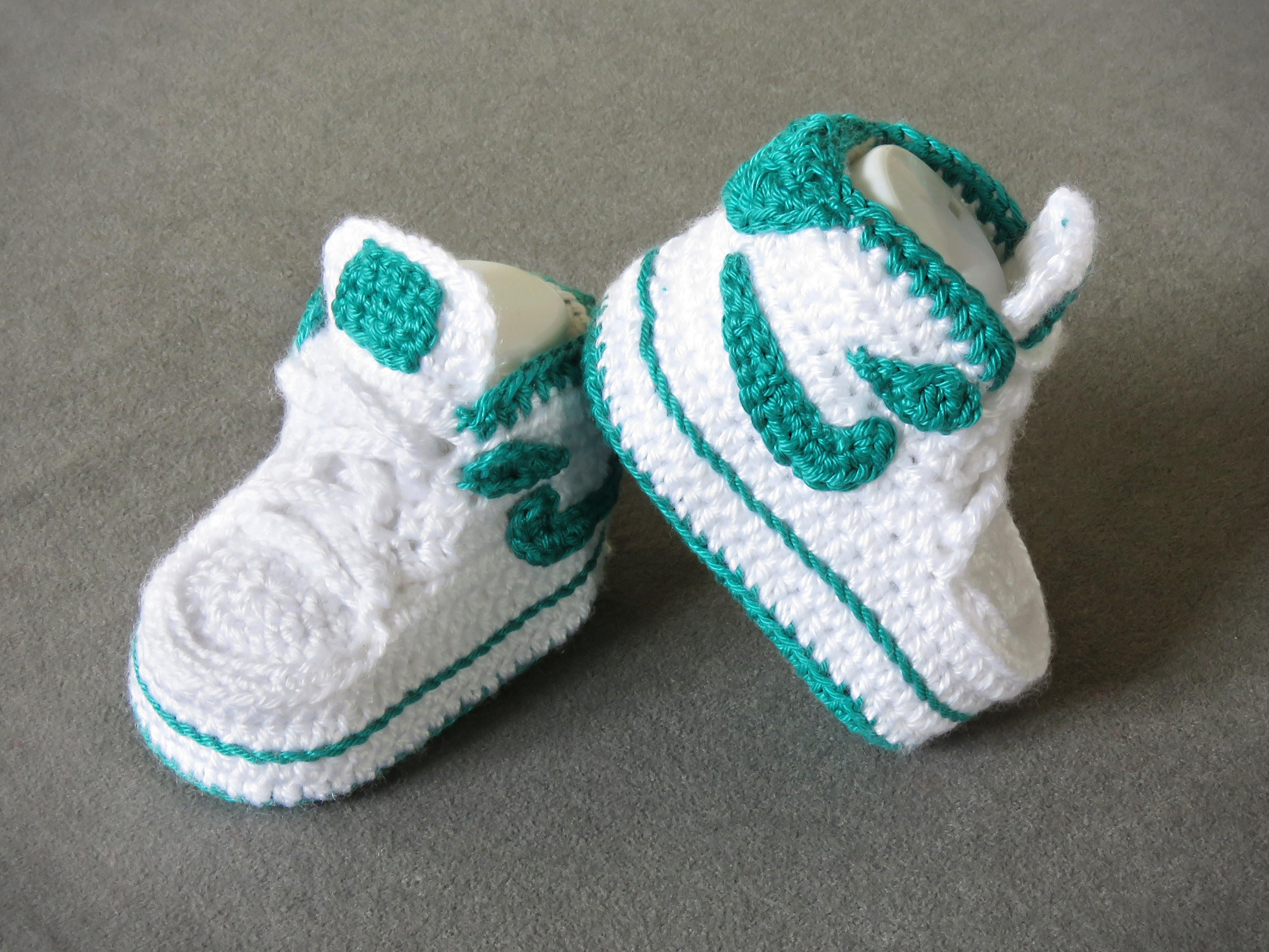 Liebevoll gehäkelte Babyschuhe