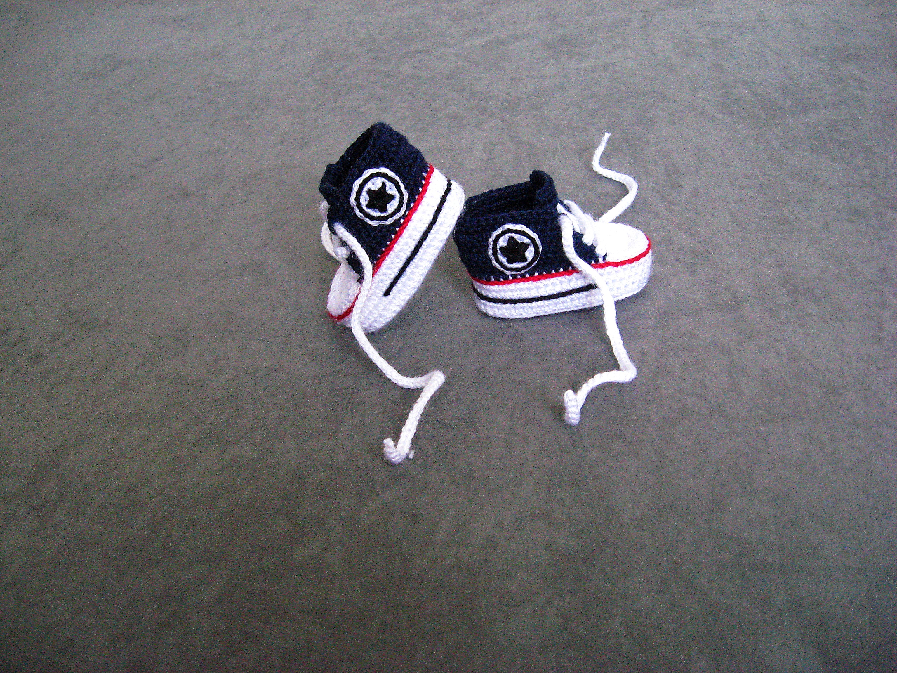 Liebevoll gehäkelte Babyschuhe