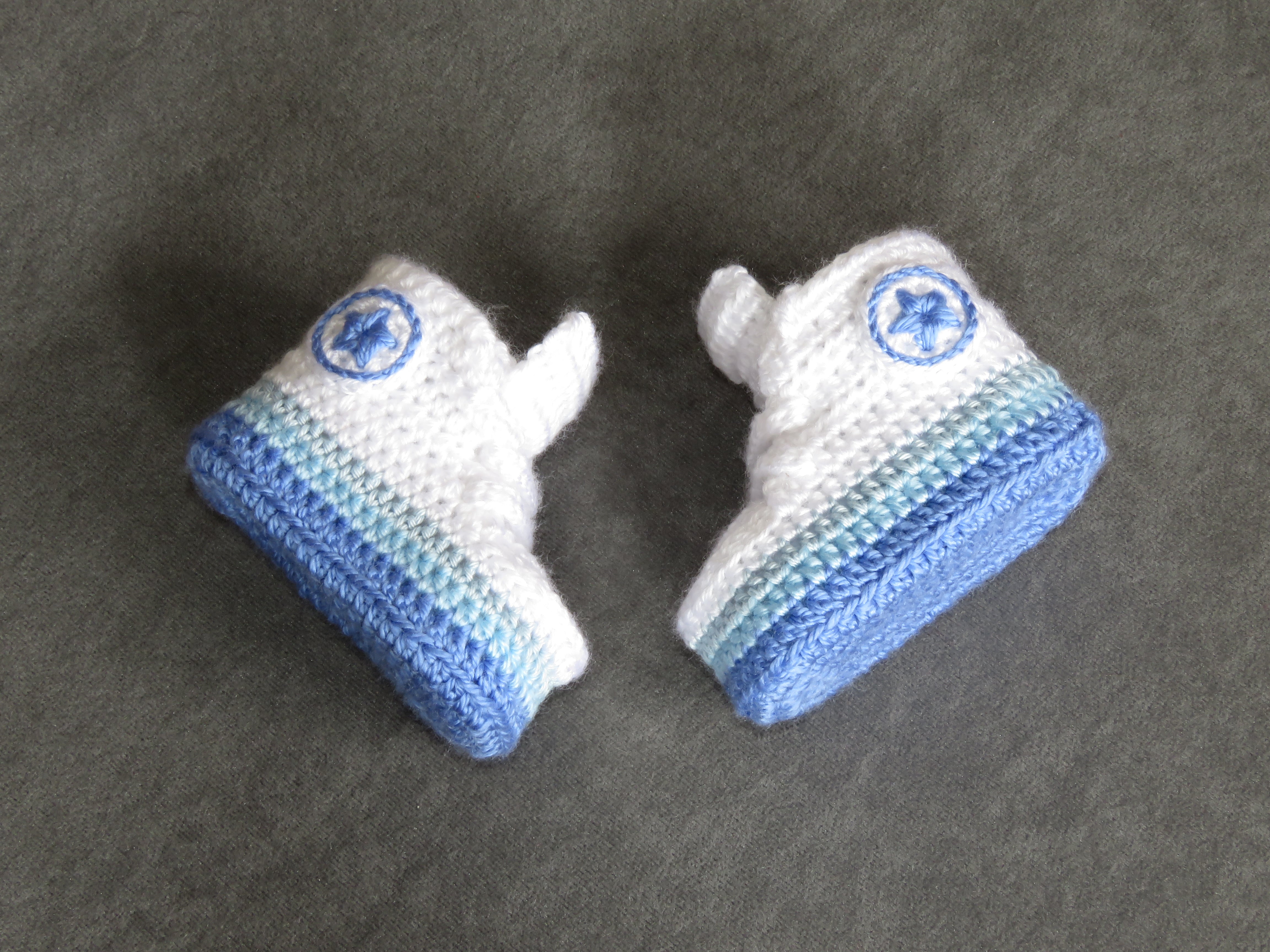 Liebevoll gehäkelte Babyschuhe